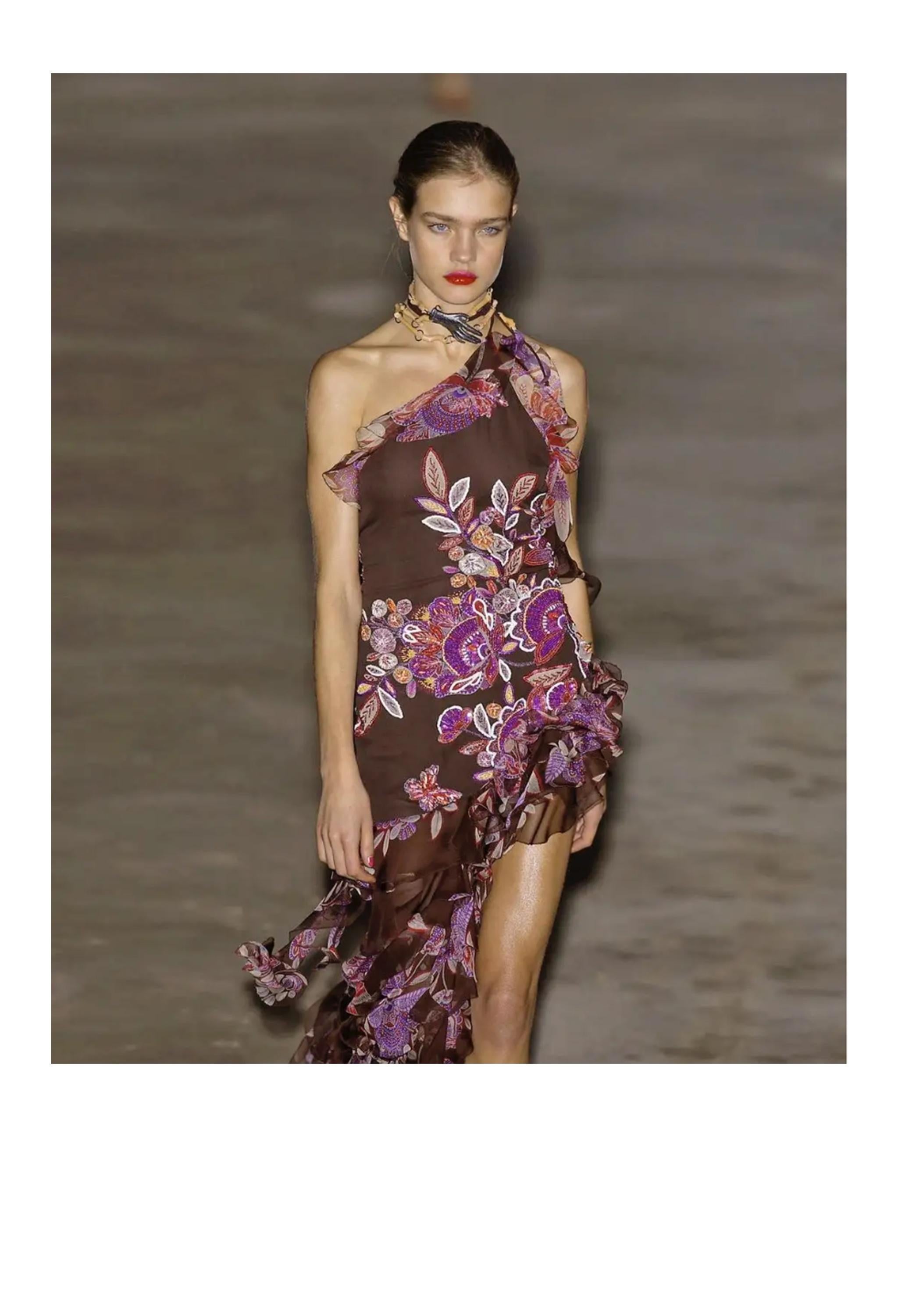 Resurrection Vintage est heureux de présenter une robe vintage Emmanuel Ungaro marron et violet imprimé floral et à pois avec une coupe à une épaule, des ruchés sur les côtés, un ourlet à volants, asymétrique, et une fermeture à glissière sur le