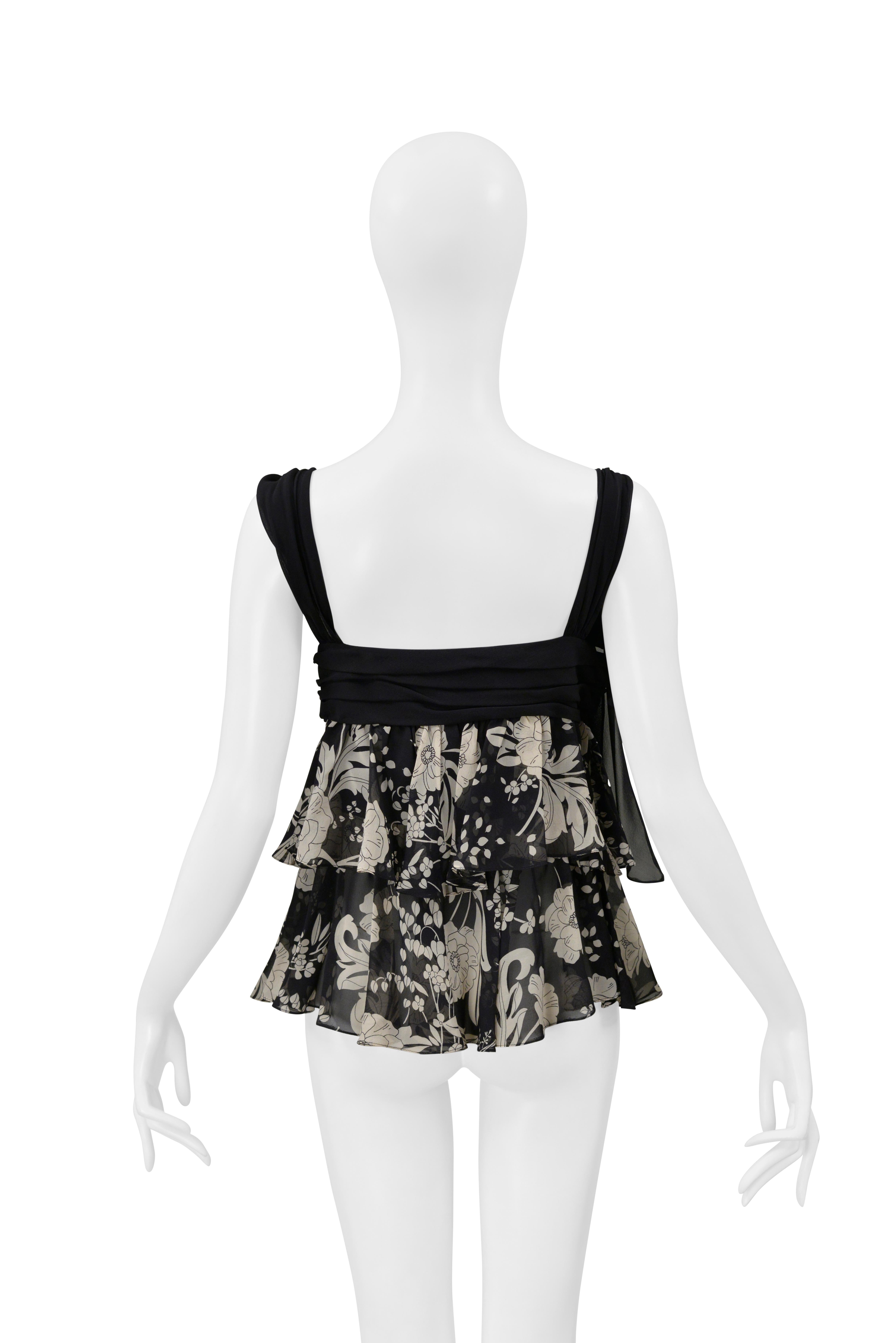 Resurrection Vintage è entusiasta di offrire un top Ungaro nero con stampa floreale e pizzo, caratterizzato da strati di ruches, corpetto increspato, fiocco sulla spallina, reggiseno interno in pizzo, materiale trasparente e cerniera laterale