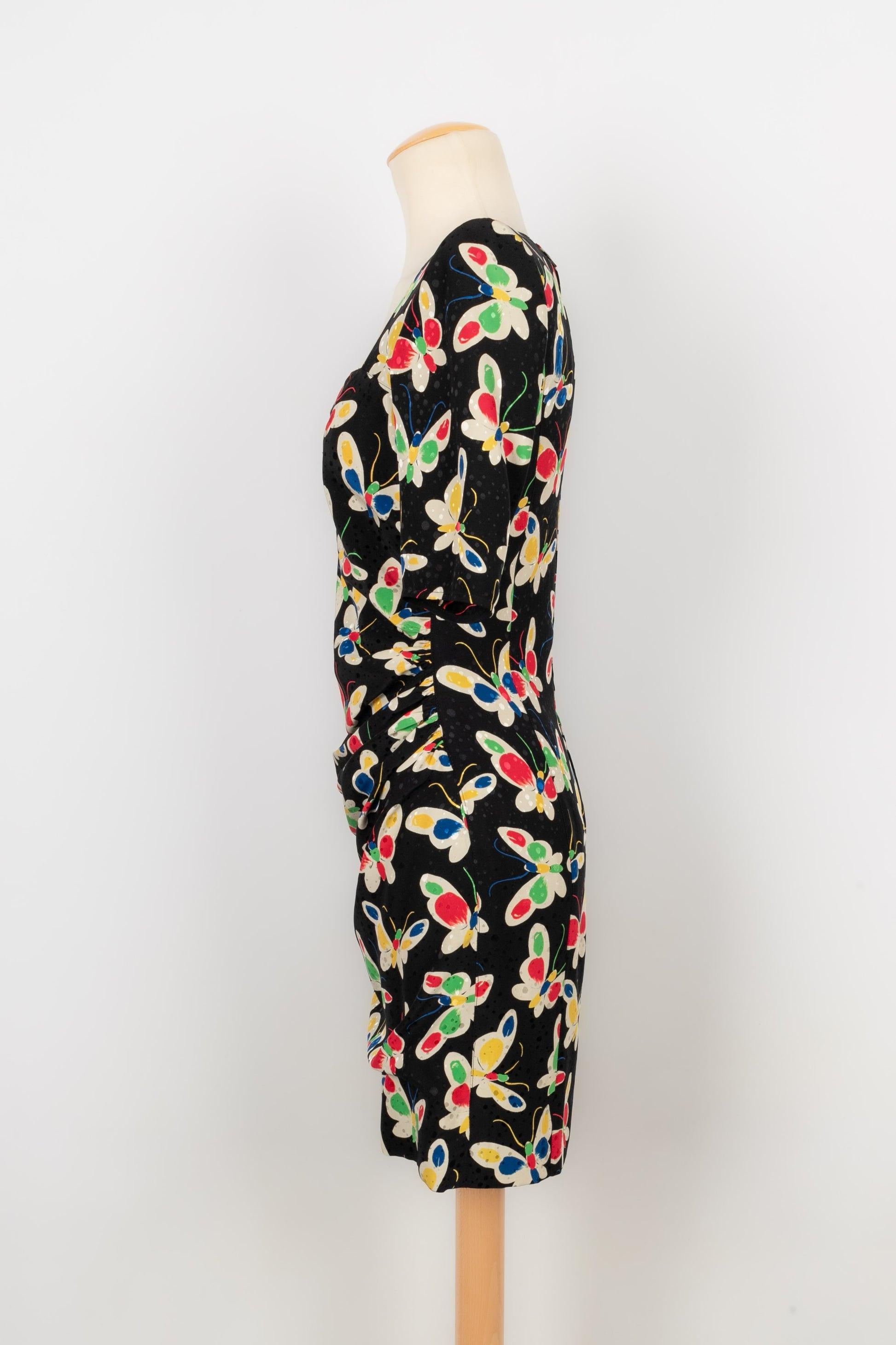 Ungaro - Black silk short dress printed with multicolored flowers. No size nor composition label, it fits a 36FR/38FR.

Additional information:
Condition: Very good condition
Dimensions: Shoulder width: 40 cm - Chest: 42 cm - Sleeve length: 31 cm -