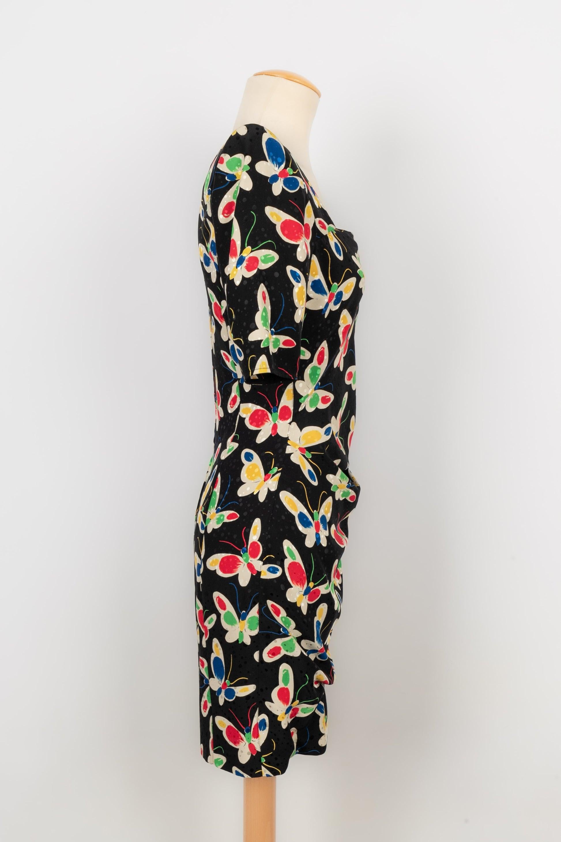 Ungaro Schwarzes Kurzes Seidenkleid mit mehrfarbigen Blumen bedruckt Damen im Angebot
