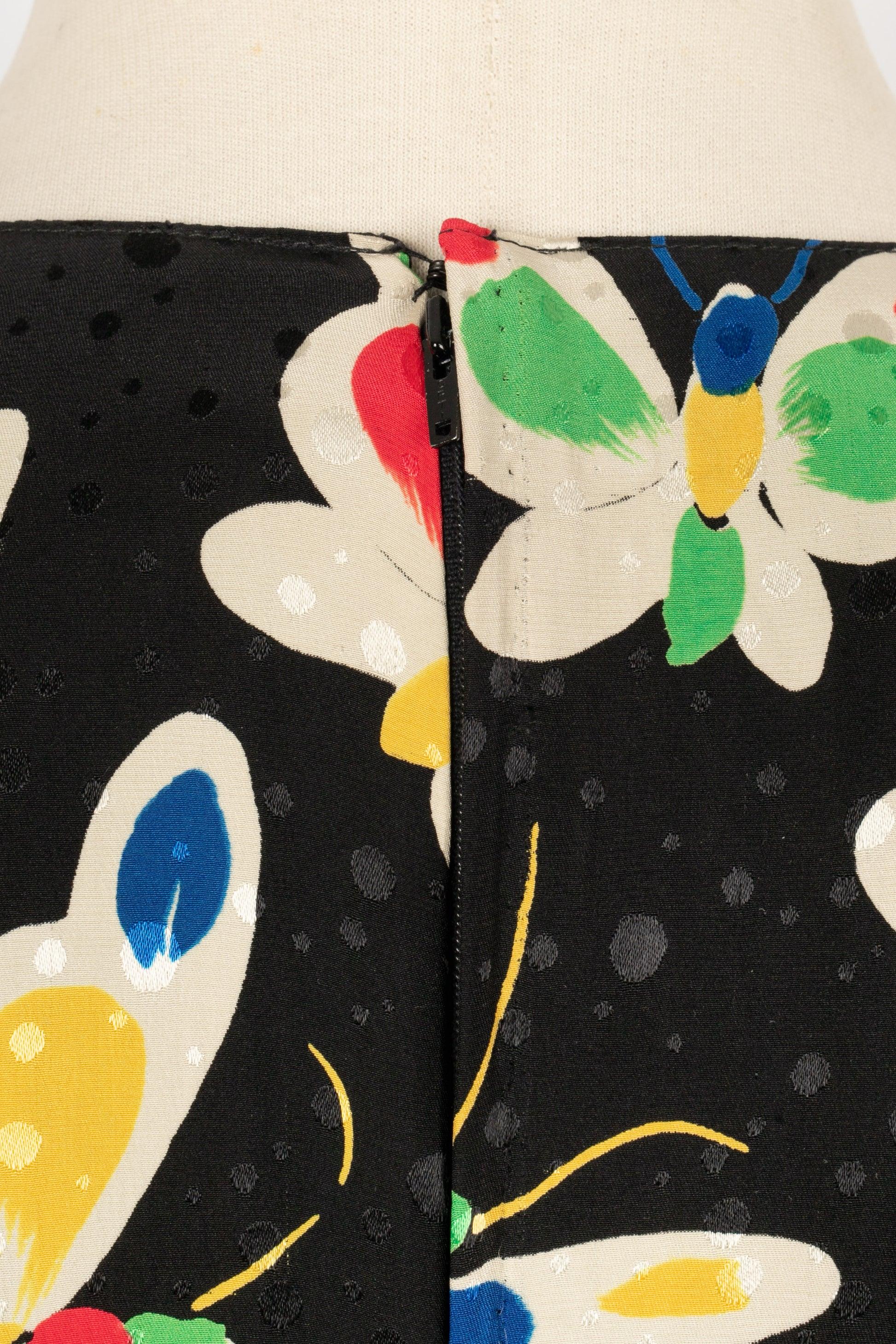 Ungaro Schwarzes Kurzes Seidenkleid mit mehrfarbigen Blumen bedruckt im Angebot 2