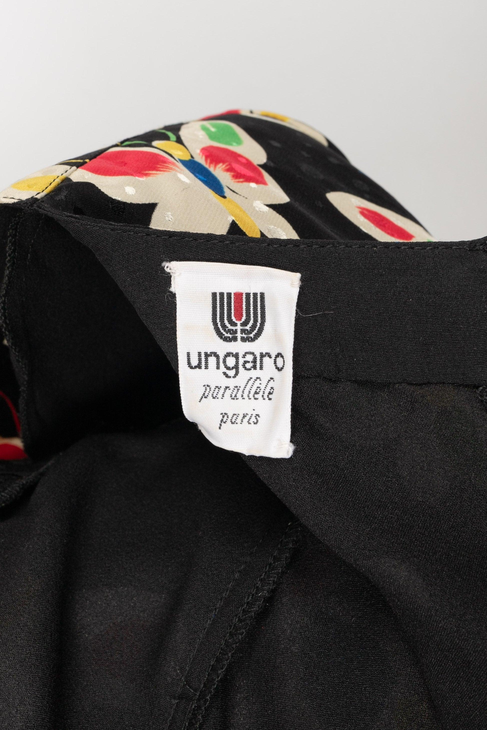 Ungaro Schwarzes Kurzes Seidenkleid mit mehrfarbigen Blumen bedruckt im Angebot 3