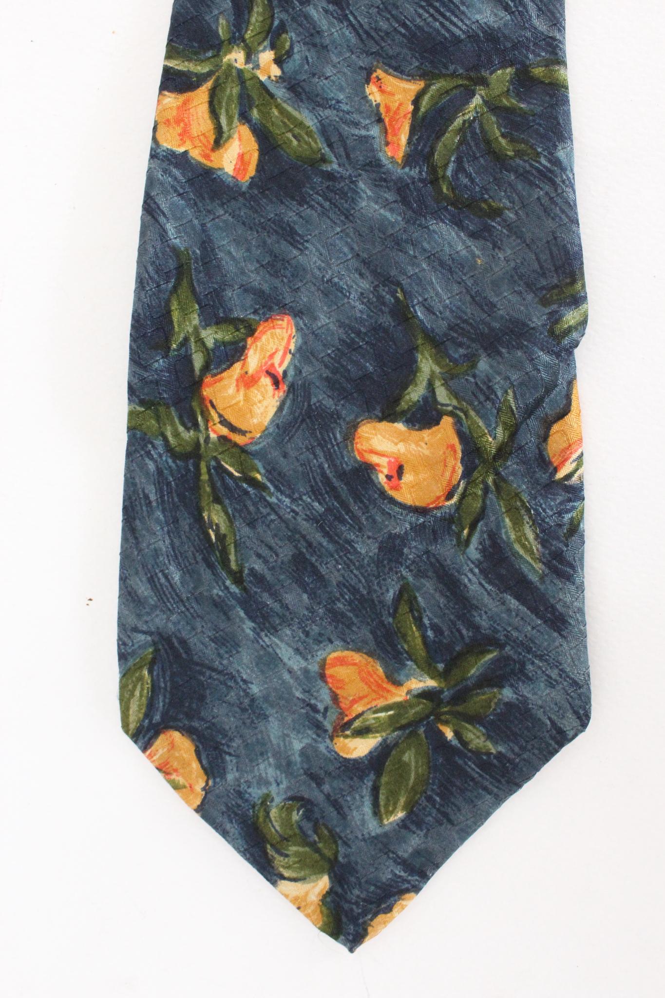 Ungaro Vintage-Krawatte mit Blumenmuster aus den 90ern. Blaue Farbe mit orangefarbenem Blumenmuster, 100% Seide. Hergestellt in Frankreich.

Länge: 149 cm
Breite: 10 cm