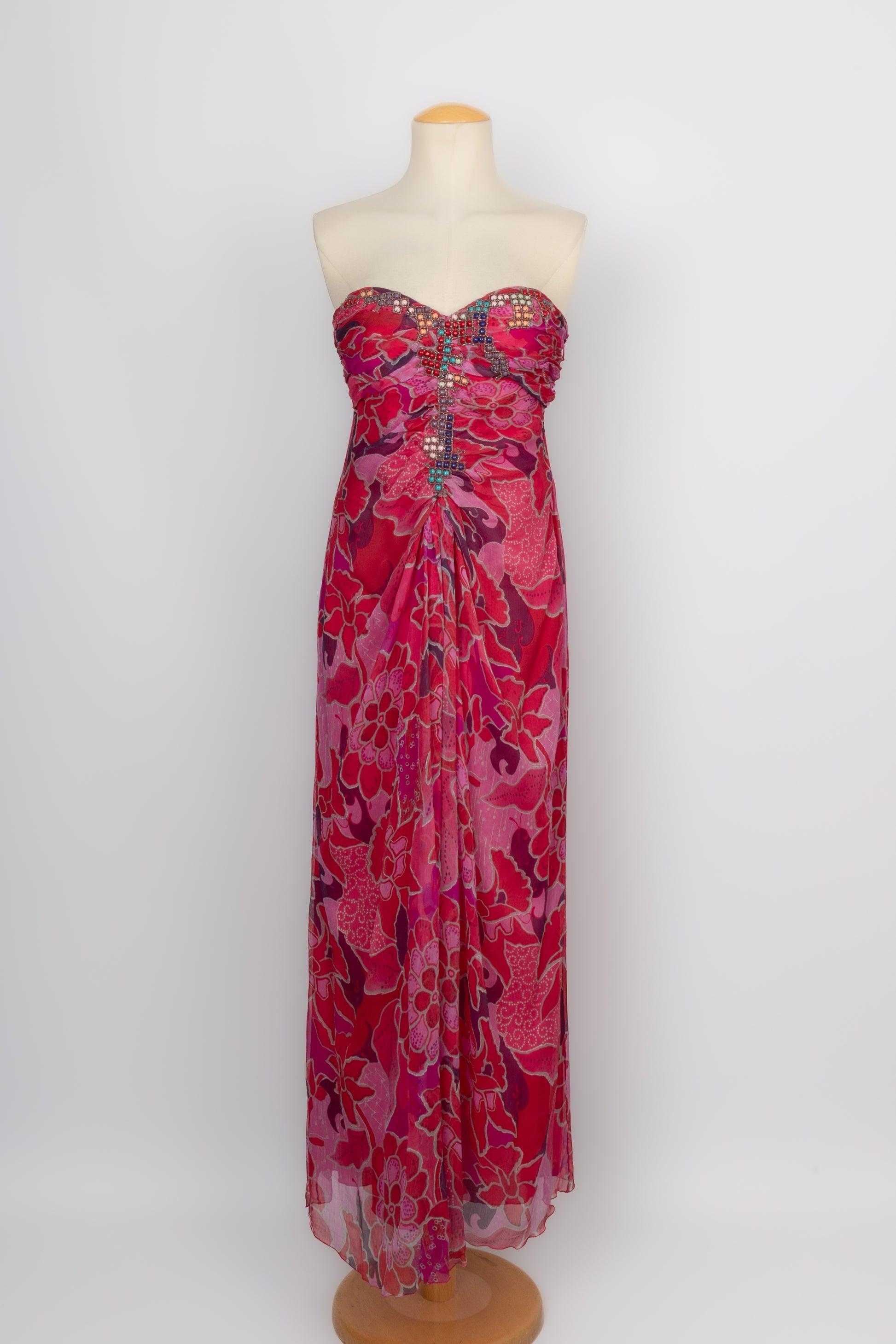 Ungaro - Pleated silk bustier dress in pink tones. It was designed with the flounced stole. No size nor composition label, it fits a 38FR. To be mentioned, a few stains on the stole.

Additional information:
Condition: Good condition
Dimensions: