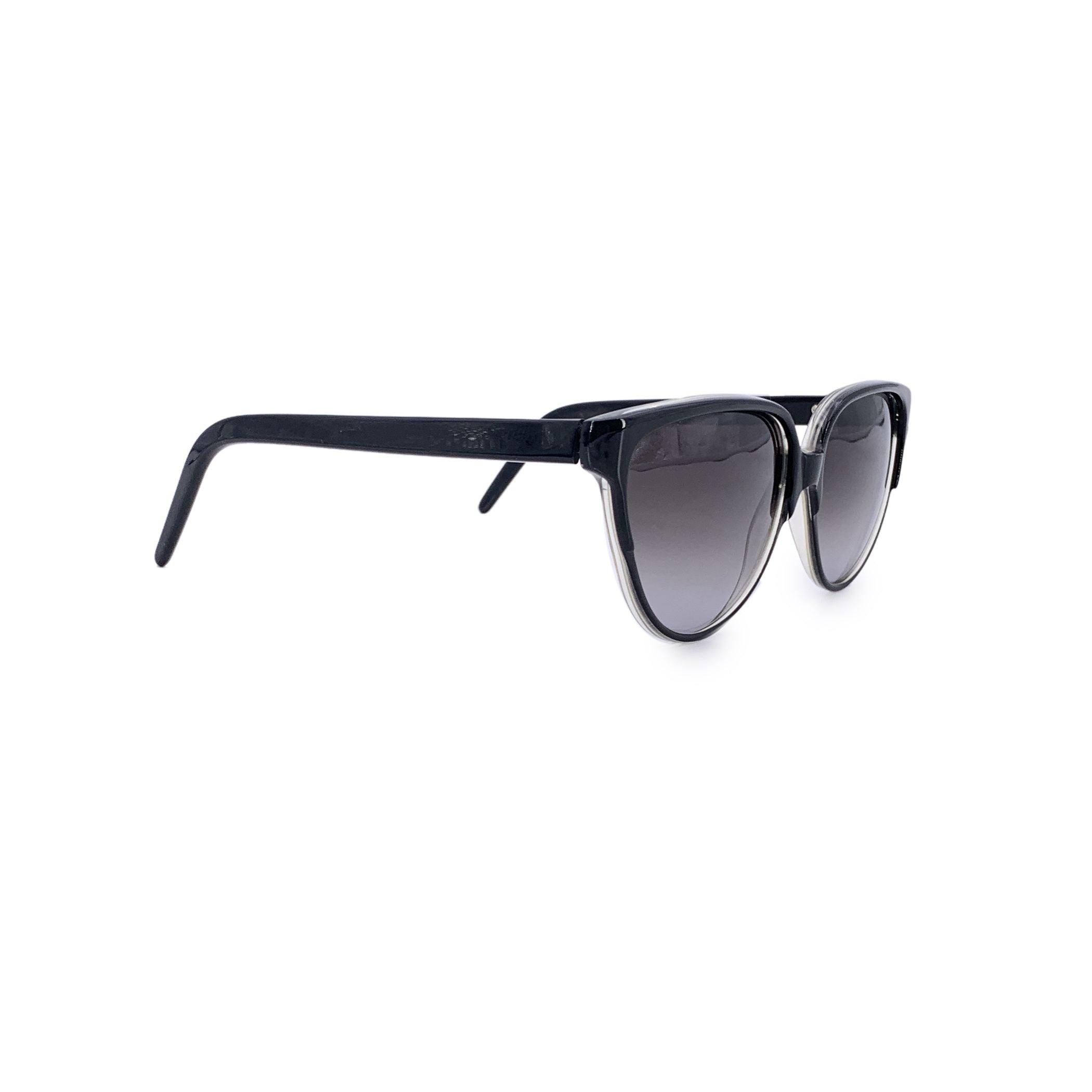 Entra in un'eleganza senza tempo con questi occhiali da sole Ungaro by Persol, modello 560 - una rara fusione di audace design italiano e raffinato fascino vintage. Realizzato in Italia, questo paio racconta una storia di raffinatezza senza sforzo,