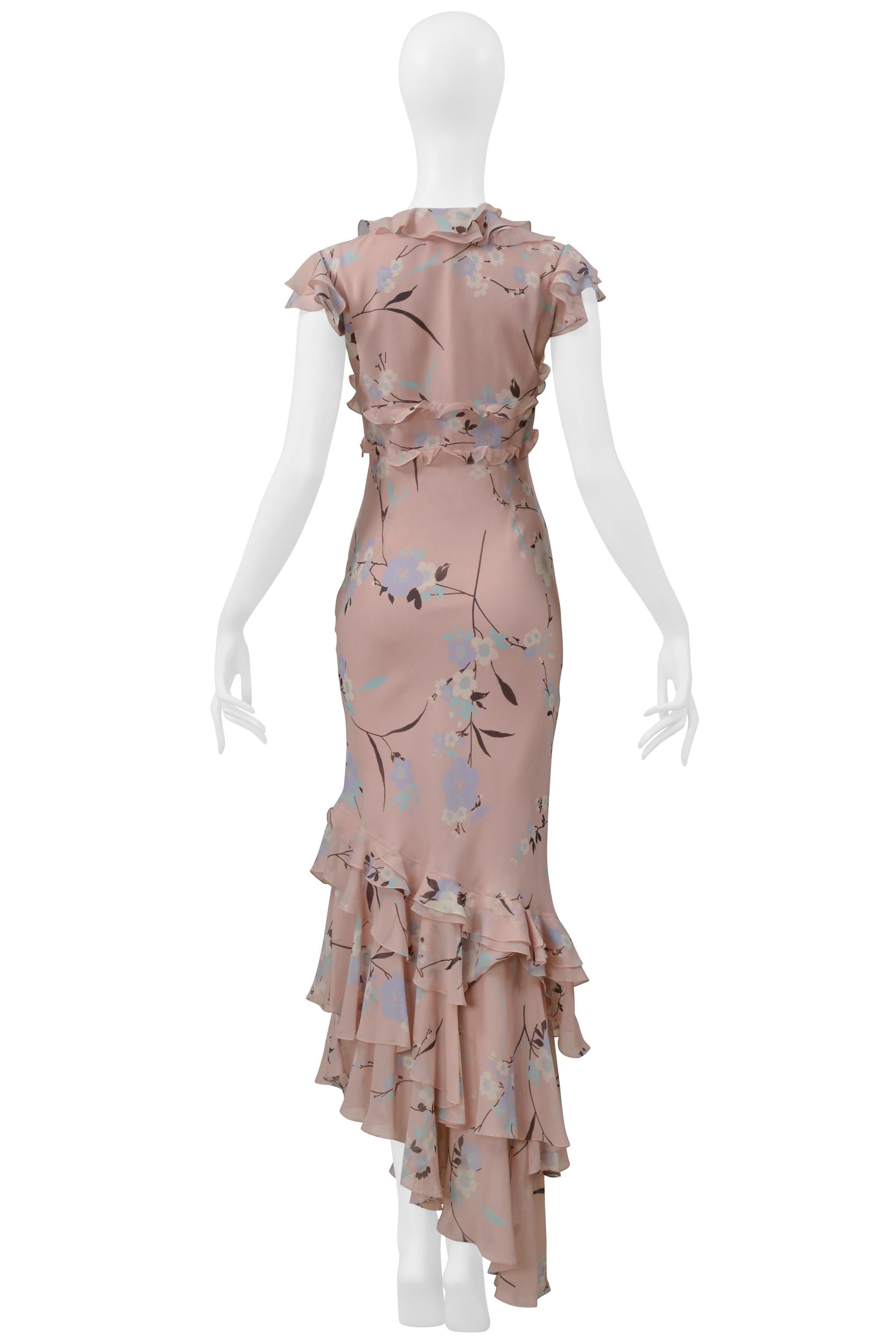 Resurrection Vintage è lieta di presentare un abito vintage Emmanuel Ungaro rosa polveroso e floreale con volant, caratterizzato da maniche corte, colletto con volant a strati, orlo asimmetrico, corpo aderente e orlo svasato, lunghezza alla