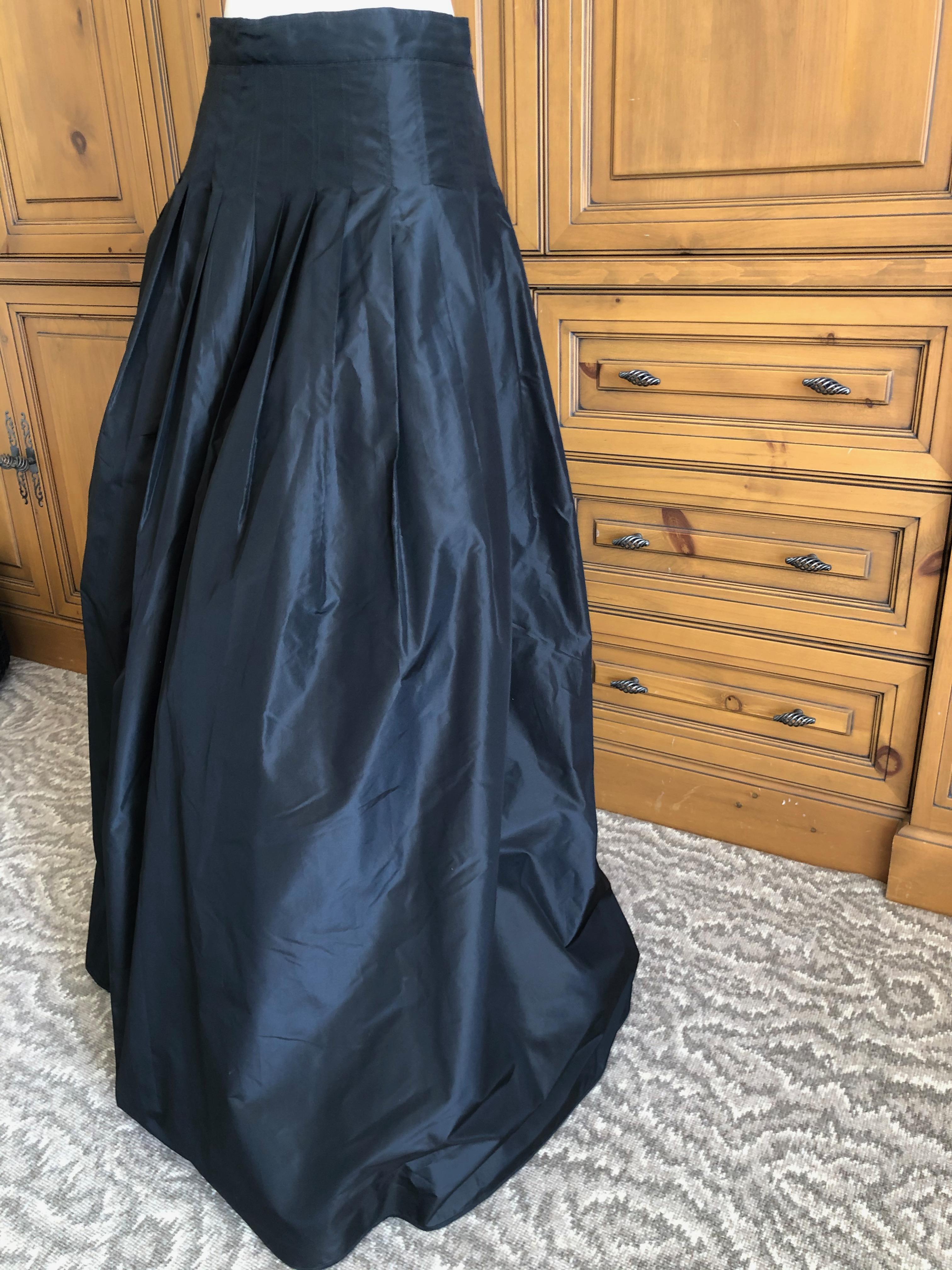 Ungaro Elegant Silk Taffeta Black Ball Skirt with Tulle and Horsehair Underskirt In Excellent Condition For Sale In Cloverdale, CA