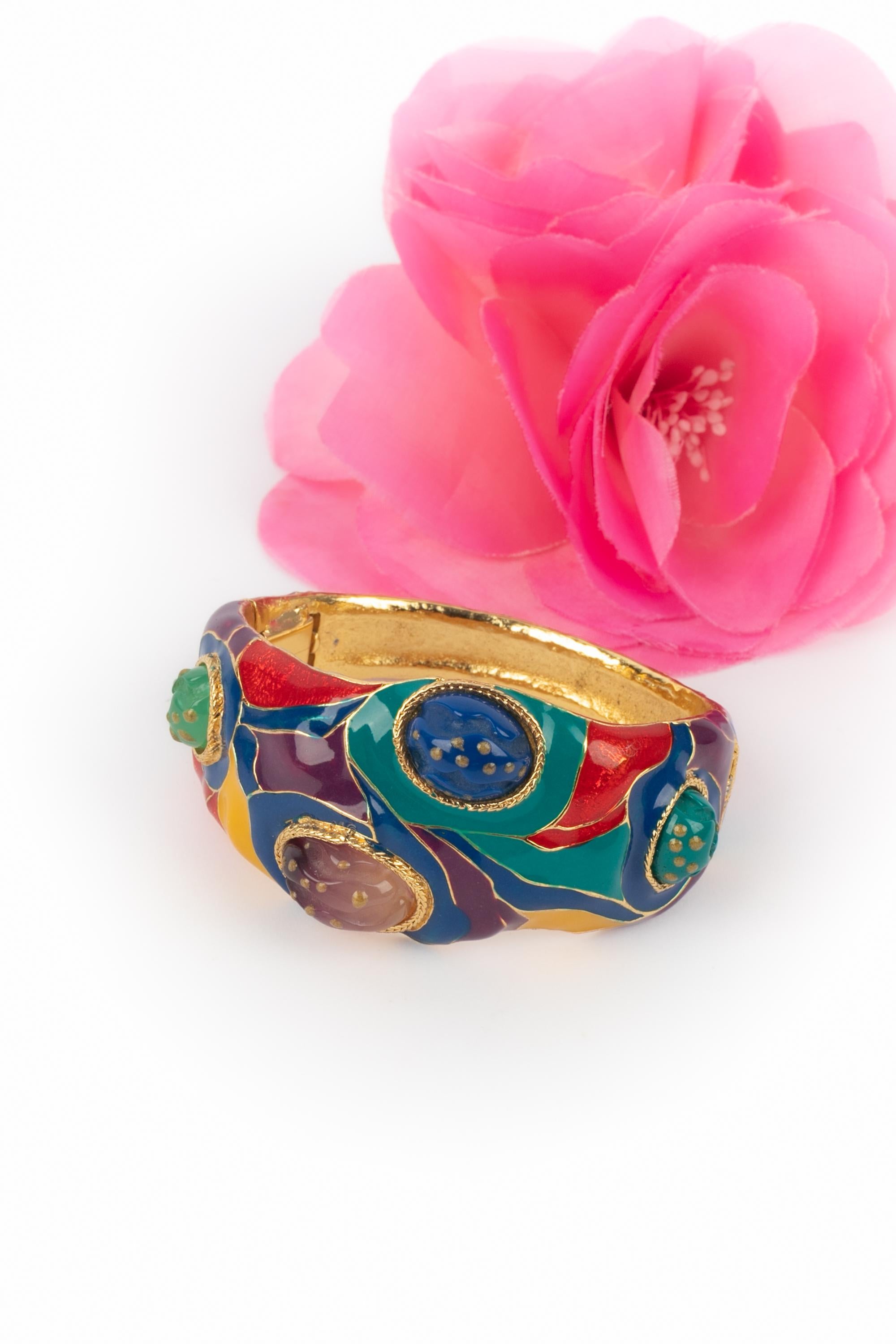 UNGARO - (Fabriqué en France) Bracelet en métal doré émaillé et coloré.

Condit :
Très bon état.

Dimensions :
Circonférence : 16 cm - Largeur : 3 cm

SKU:BRA59