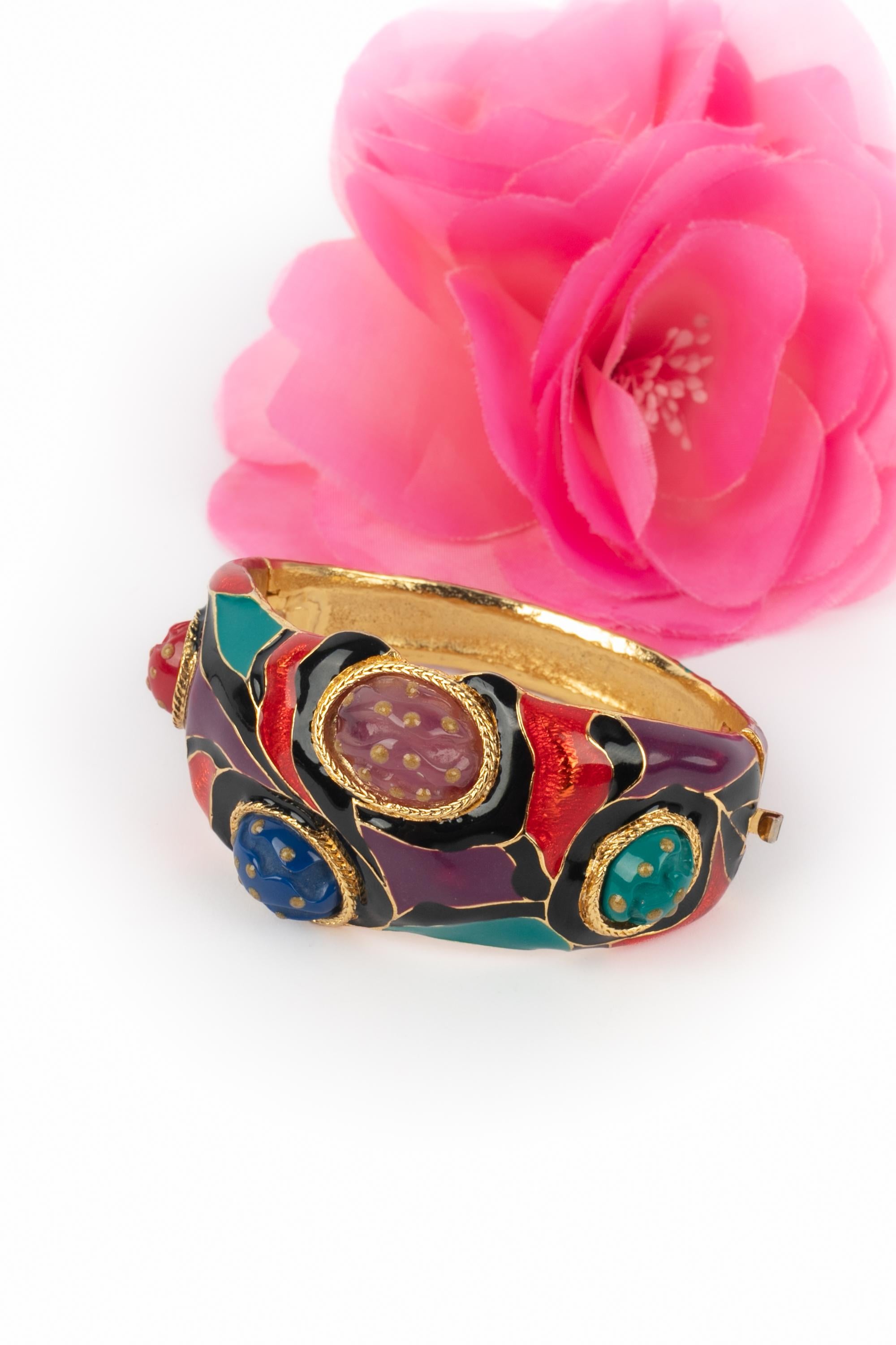 UNGARO - (Fabriqué en France) Bracelet en métal doré émaillé et coloré.

Condit :
Très bon état.

Dimensions :
Circonférence : 16 cm - Largeur : 3 cm

SKU :