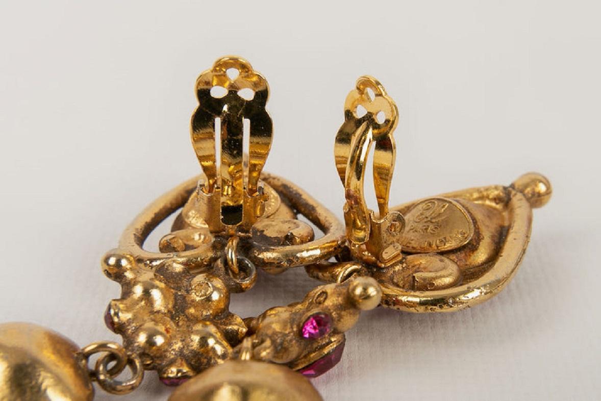 Orecchini a clip Ungaro in metallo dorato e strass in vendita 1
