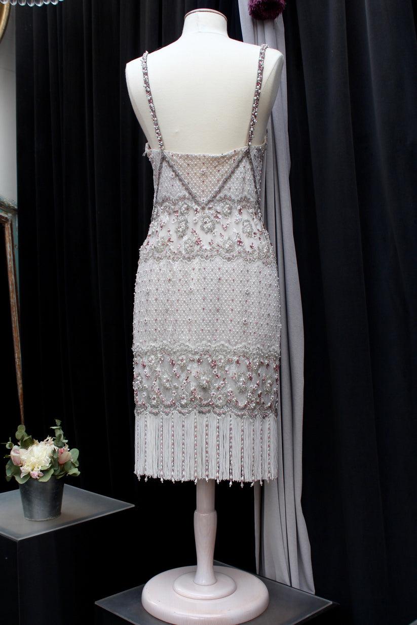 Emanuel Ungaro Couture - Haute couture dress composed of lace embroidered with pearly beads. No composition or size tag, it fits a size 36FR.

Additional information: 
Dimensions: Bust: 41 cm (16.14
