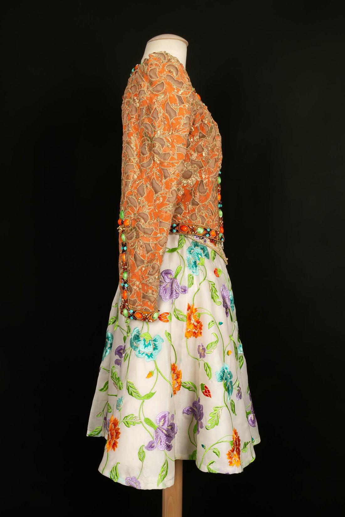 Ungaro -Ensemble Haute Couture composé d'une jupe, d'une veste et d'une ceinture entièrement brodées de fleurs, de perles et de strass. Pas de Label de composition ou de taille indiqué, il correspond à un 34FR.

Informations complémentaires :