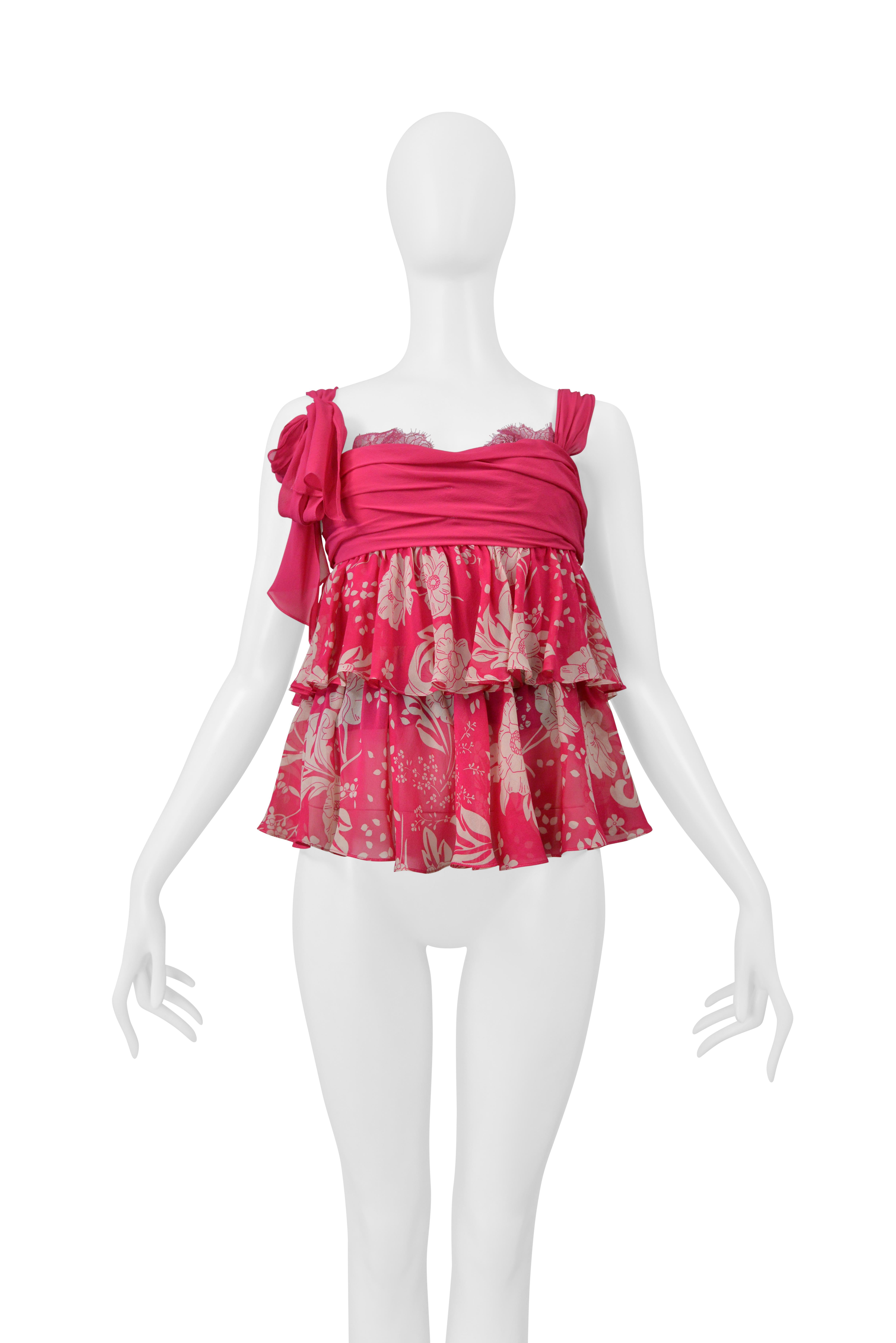 Resurrection Vintage è entusiasta di offrire un top a canotta Ungaro rosa caldo con stampa floreale e pizzo, caratterizzato da strati arruffati, reggiseno interno in pizzo, spalline spesse, materiale trasparente e cerniera laterale