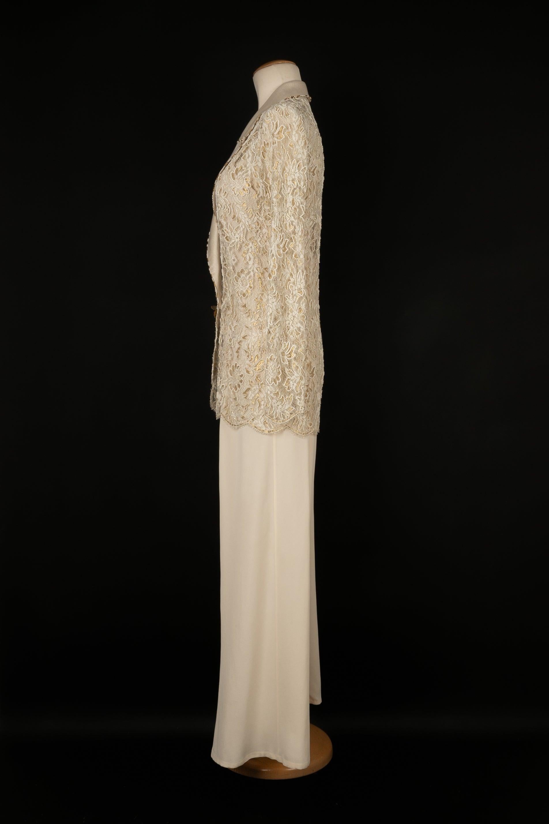 Ungaro - Set composed of a pearlised white and golden jacket, and an off-white crepe pant jumpsuit with thin straps. No size indicated, it fits a 36FR. 1997 Couture Collection.

Additional information:
Condition: Good Condition
Dimensions: Jacket: