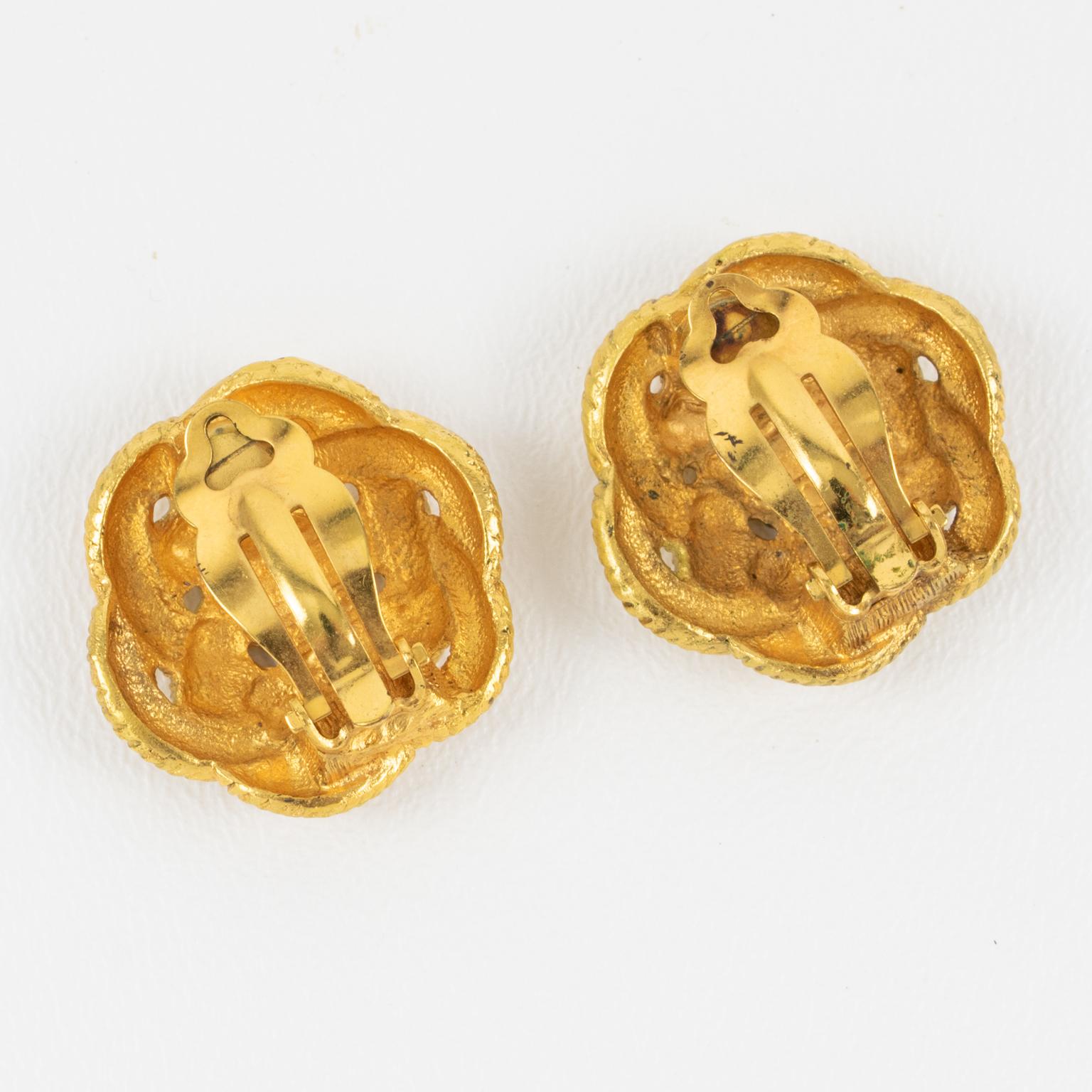Ungaro Paris - Boucles d'oreilles à clip en métal doré tressé Bon état - En vente à Atlanta, GA