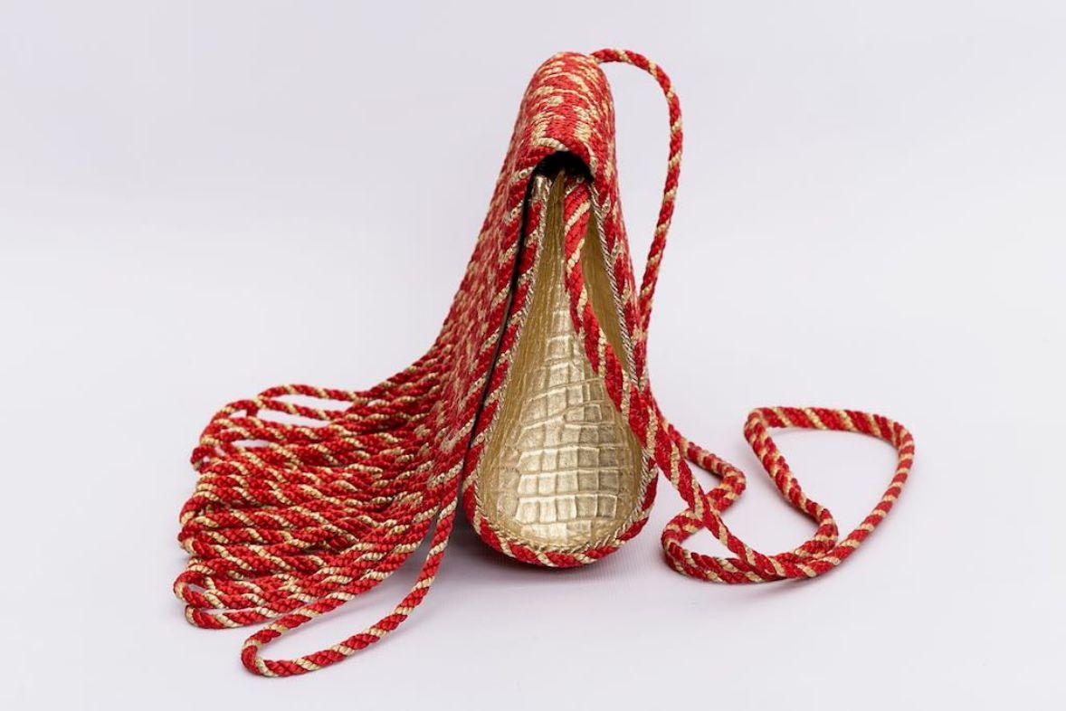 Emanuel Ungaro (Made in France) Shoulder bag in red and gold passementerie and gold leather. Suede lining, one zipped pocket.

Additional information: 

Dimensions: 
Length: 18 cm (7.08