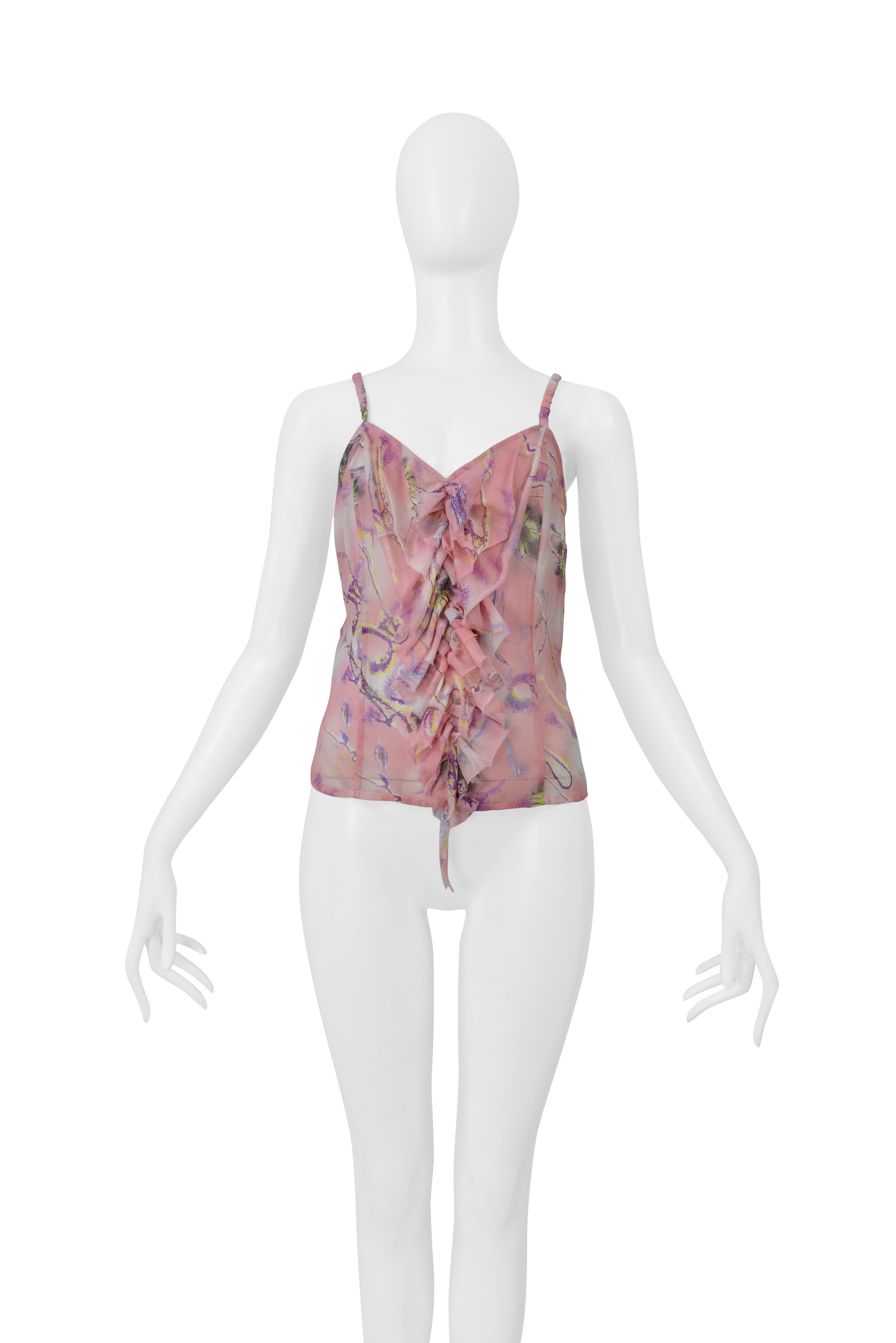 Resurrection Vintage è lieta di presentare una canotta in chiffon rosa Ungaro con stampa floreale, caratterizzata da un dettaglio centrale di volant, scollatura, spalline increspate, materiale trasparente e bottoni laterali