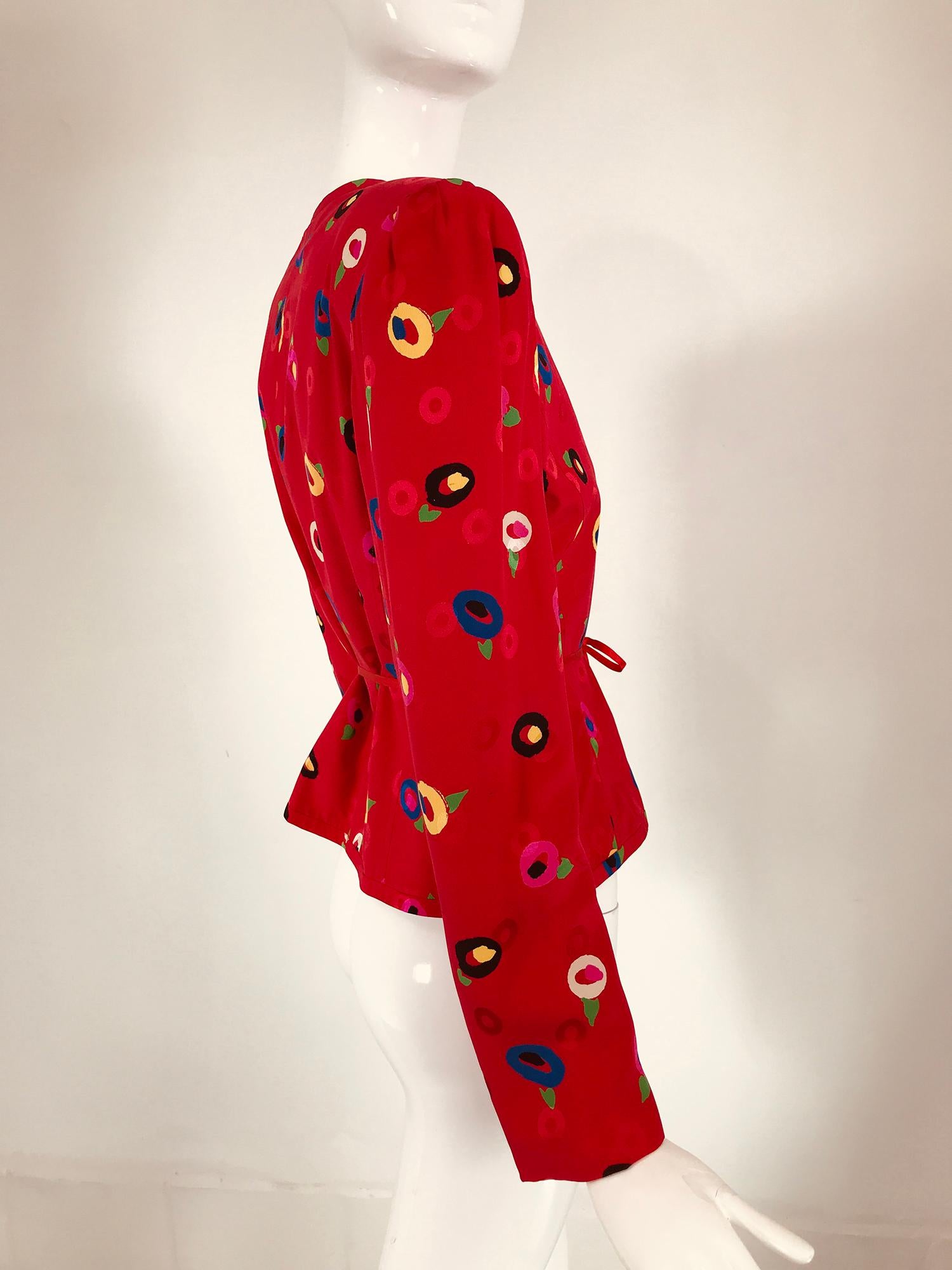 Ungaro Chaqueta roja de jacquard de seda estampada con cuello en V y botones delanteros Años 80 en venta 5