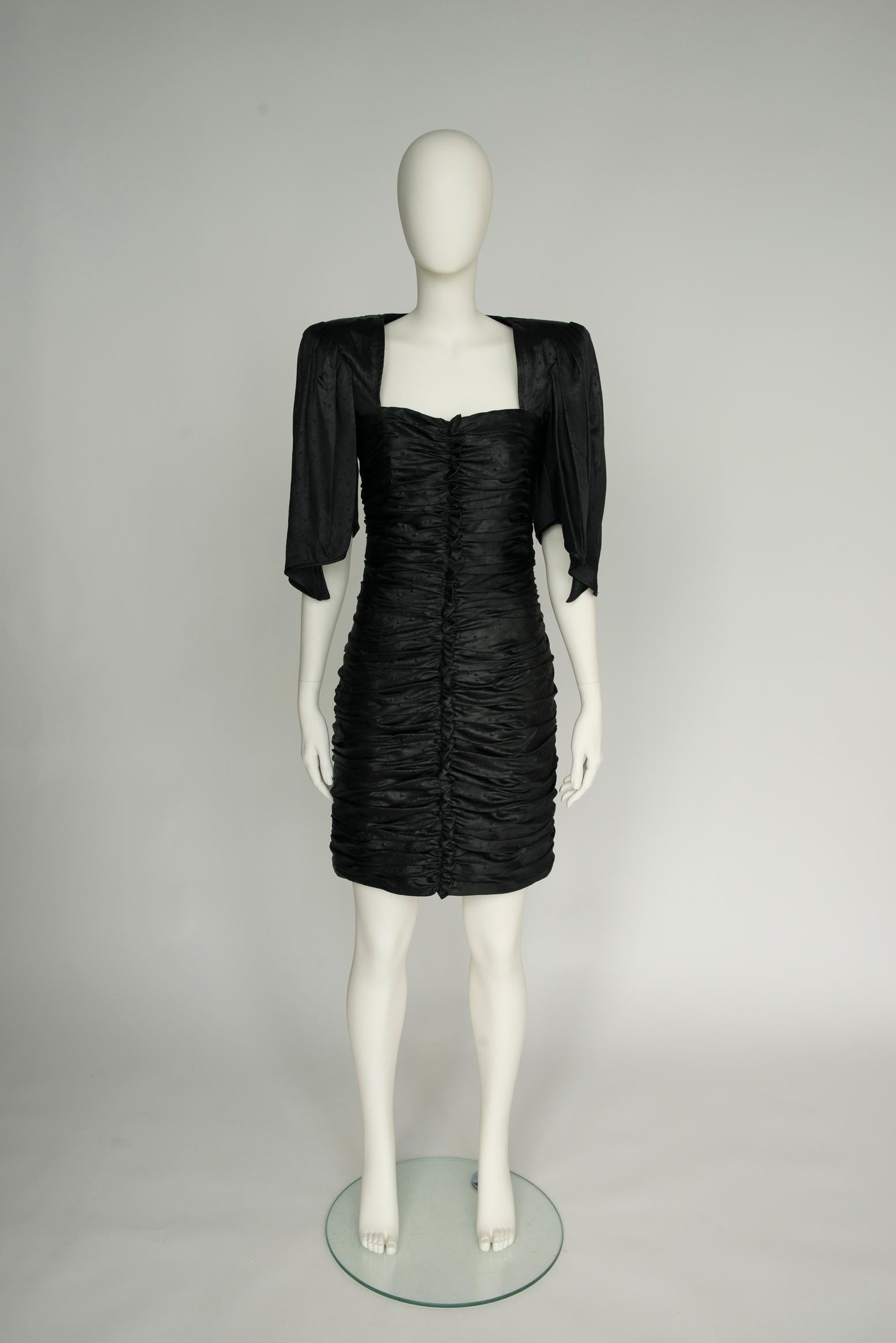 This 80's Ungaro Parallèle cocktail dress is cut from – probably – black silk ? (the composition materiel tag is missing) that's ruched and ruffled to create a flattering faux ostrich texture (see picture 9) throughout the close fit. Framed by