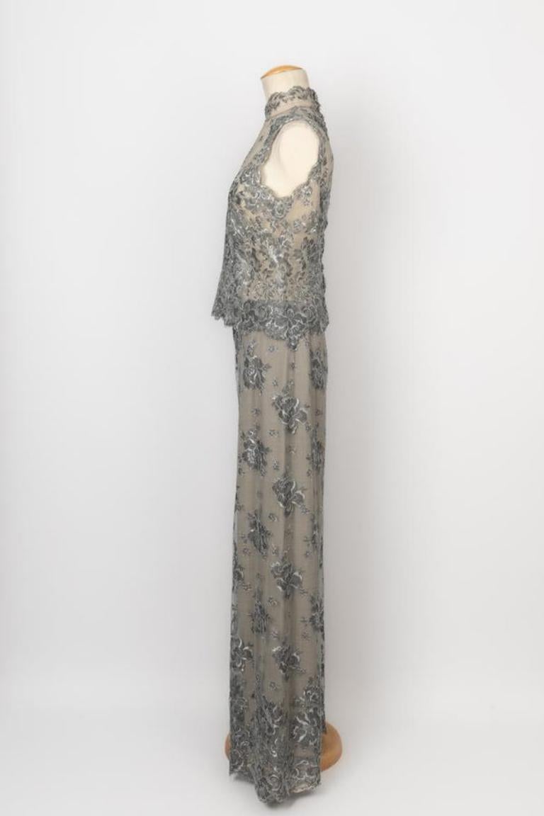 Ungaro - Silvery lace set composed of a top and a pair of pants. No size indicated, it fits a 34FR/36FR. 1999 Fall-Winter Haute Couture Collection.

Additional information: 
Condition: Very good condition
Dimensions: Top: Chest: 43 cm - Length: 52
