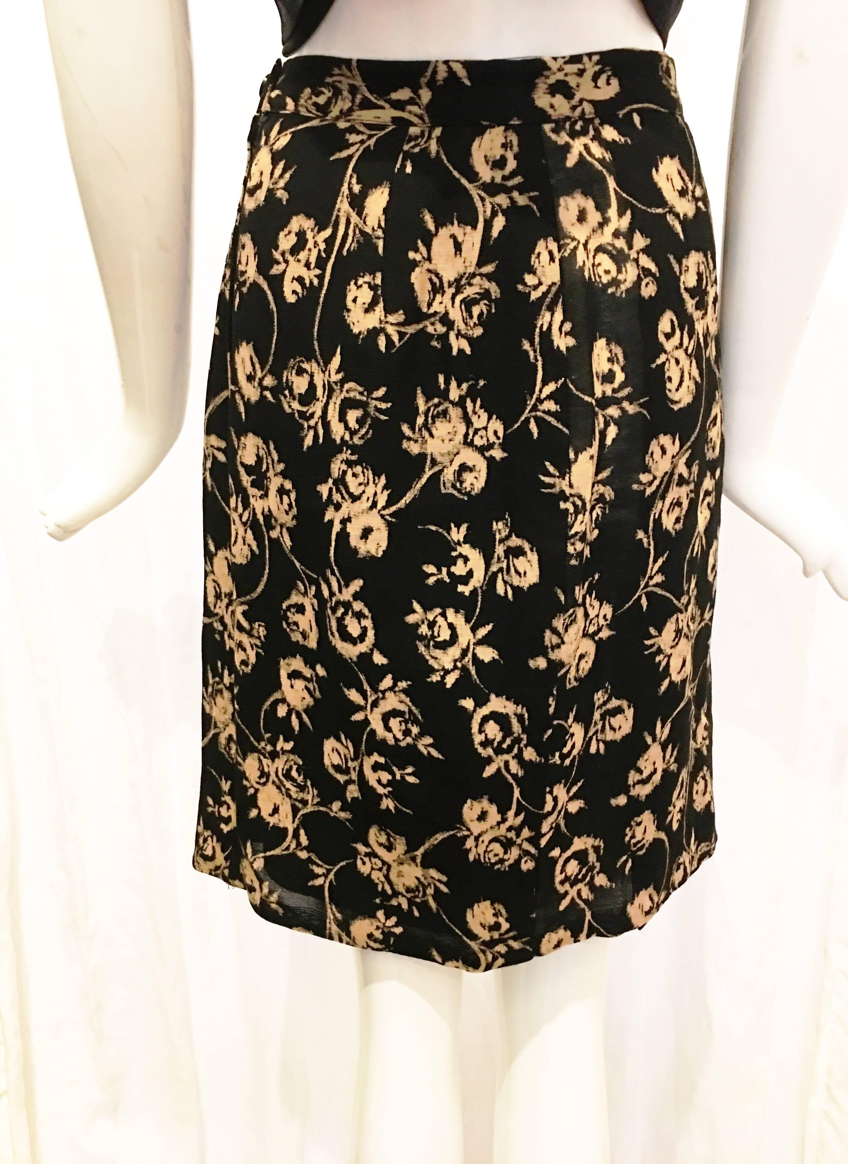 Ungaro Solo Donna Black Flower Skirt In Excellent Condition For Sale In Brooklyn, NY