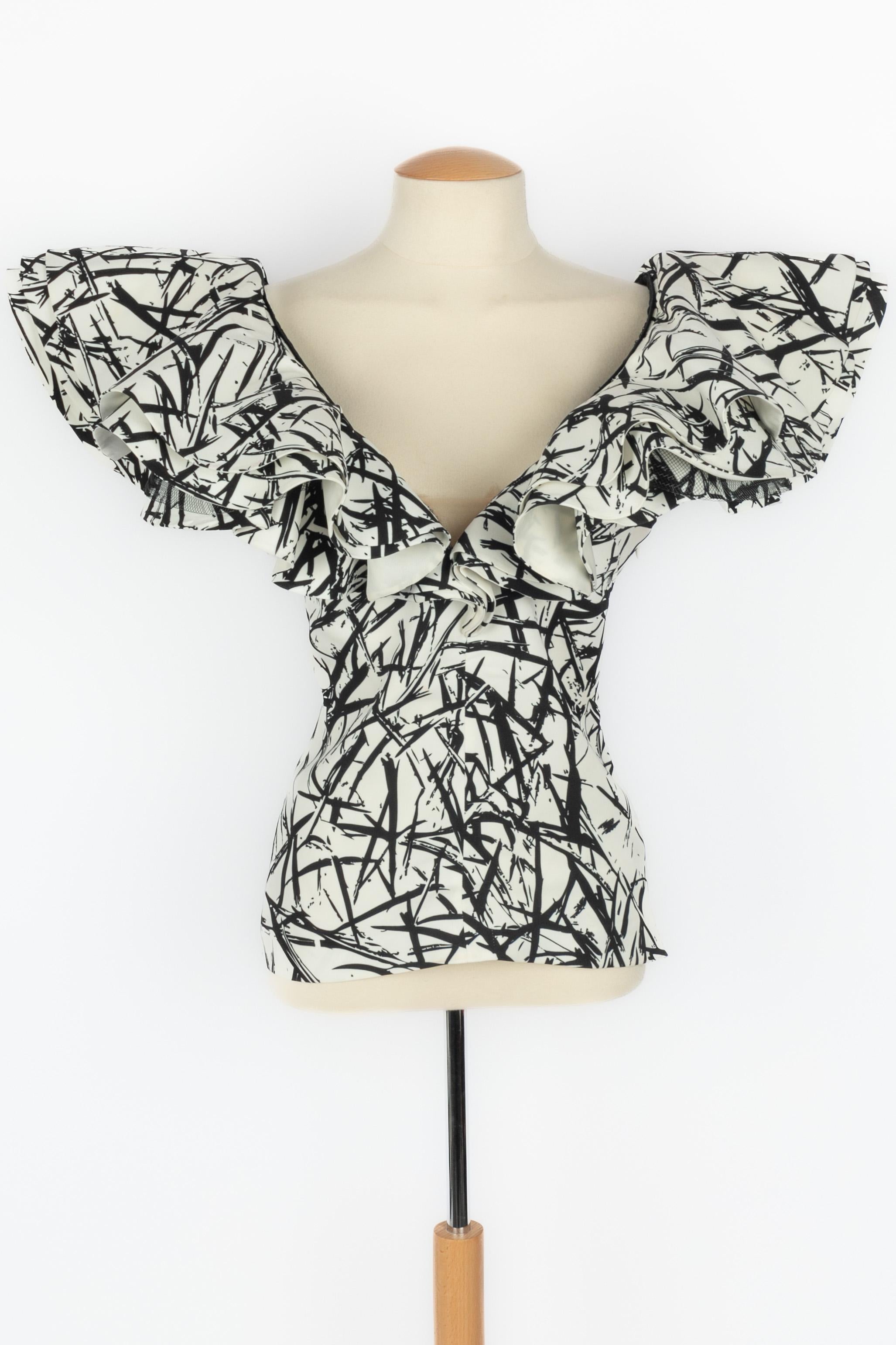 UNGARO - (Made in Italy) Top estampado en blanco y negro con mangas de volantes. Talla 38FR indicada. Colección Primavera-Verano 2017 bajo la dirección artística de Fausto Puglisi. Cabe mencionar que hay una mancha en la parte inferior de la parte