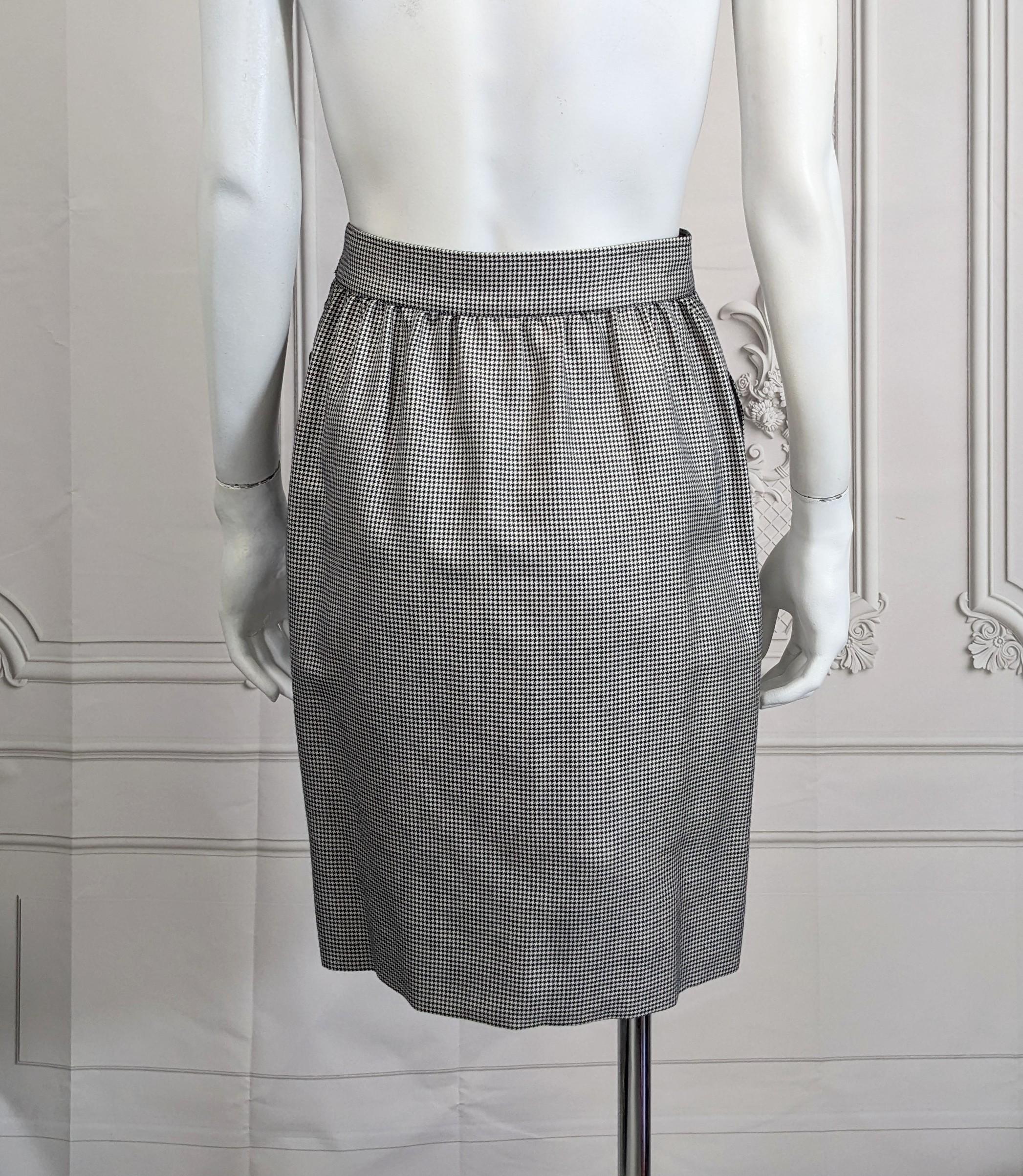 Costume à épaulettes Ungaro en laine pied-de-poule fort en vente 2