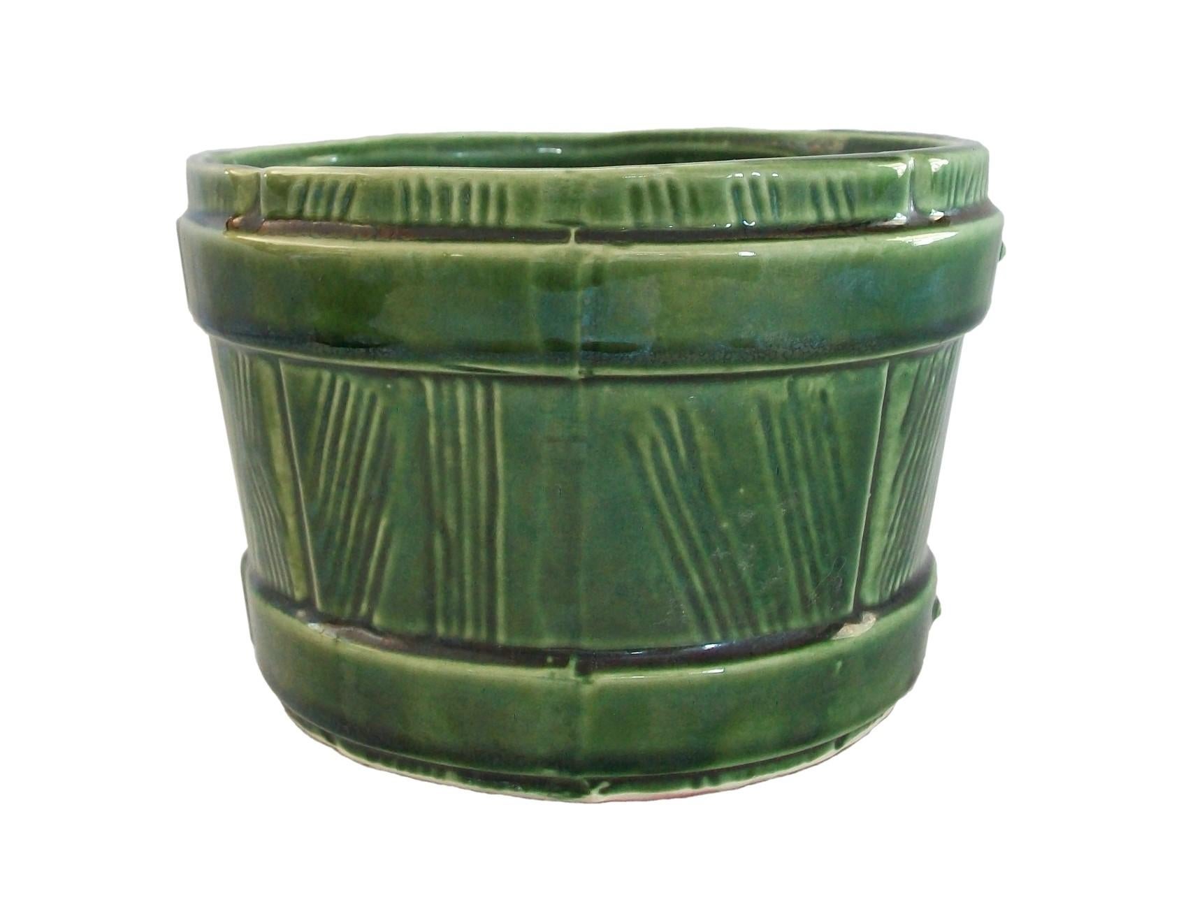 UNGEMACH POTTERY COMPANY (UPCO) - Vintage Keramik 'faux bois' Pflanzgefäß - geformte Dekoration - durchgehend grüne Glasur - signiert auf dem Sockel - Vereinigte Staaten - um 1950.

Ausgezeichneter Vintage-Zustand - kein Verlust - keine Beschädigung