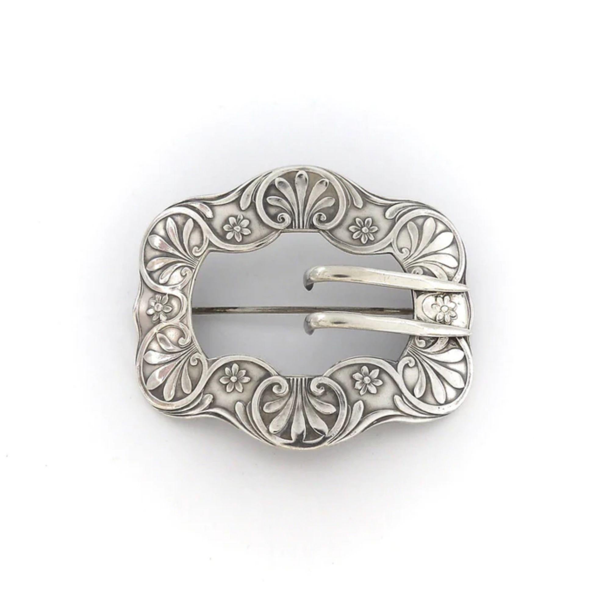 Questa fibbia per cintura Unger Brothers convertita può ora essere indossata come spilla. Ha un bel design floreale, un classico dell'Art Nouveau con argento sterling lavato con acido che crea una luce satinata. Il pezzo è stato sapientemente