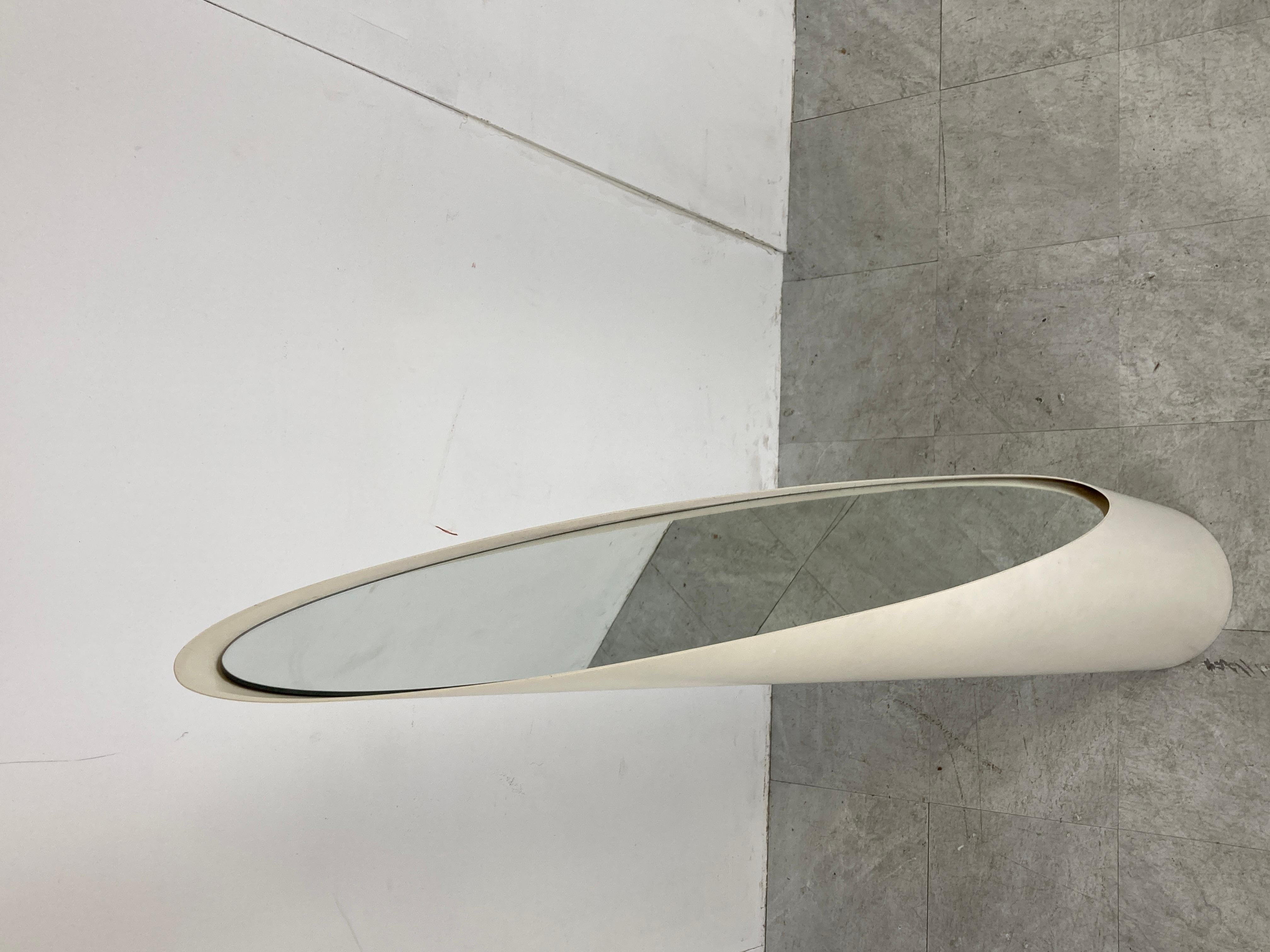 White 'Lipstick' floor mirror designed by Rodolfo Bonetto

good condition.

Great timeless design

1970s - Italy

Dimensions:
Height: 164cm/64.56