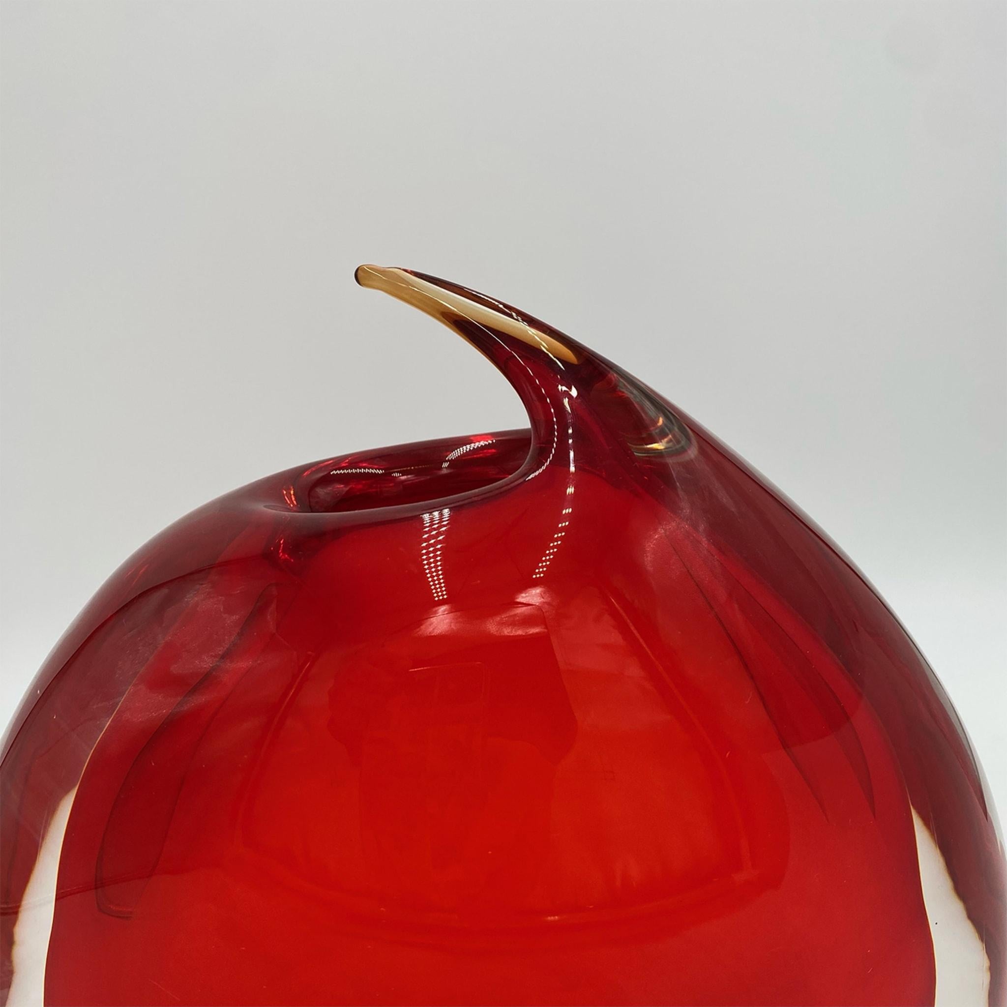A singular glass design of rare charm, this vase is sure to accent contemporary dressers or sideboards with an extra dash of refinement. Its name - the Italian for nail - is owed to the curve protruding from its mouth, an element that breaks the