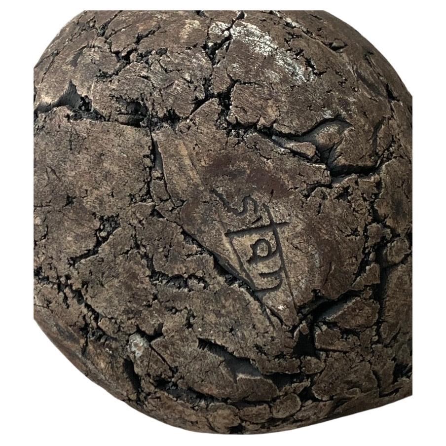 Poterie unique faite de cendres volcaniques, signée par l'artiste.  Excellent état, pas d'ébréchures, de fissures ou de restauration.