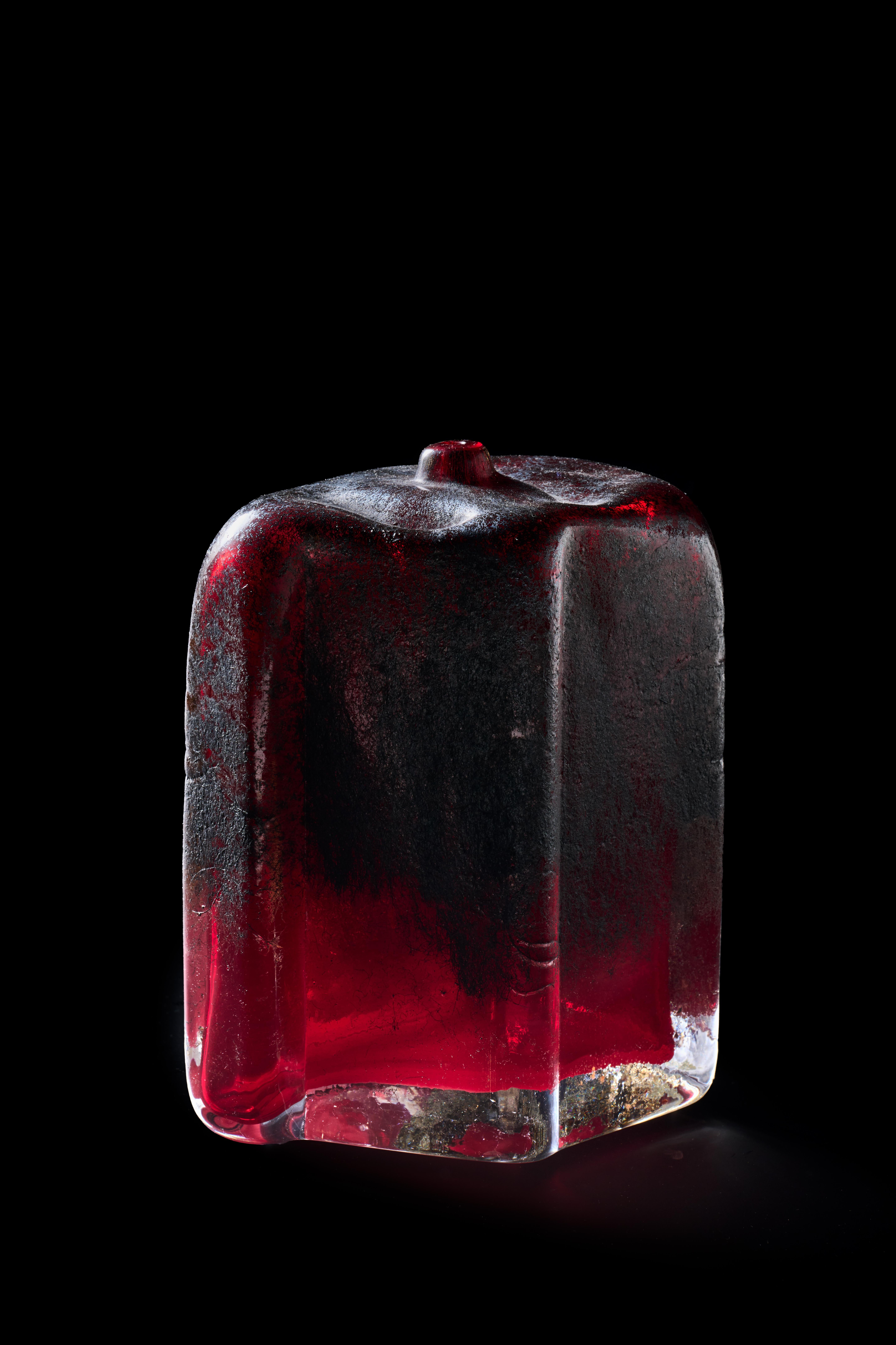 Vaso senza cuore di Paolo Marcolongo
Dimensioni: D. 21,5 x L. 15 x H. 10,5 cm 
Materiali: Vetro di Murano e ferro. 


Paolo Marcolongo è nato a Padova nel 1956, ha frequentato il Liceo Artistico 