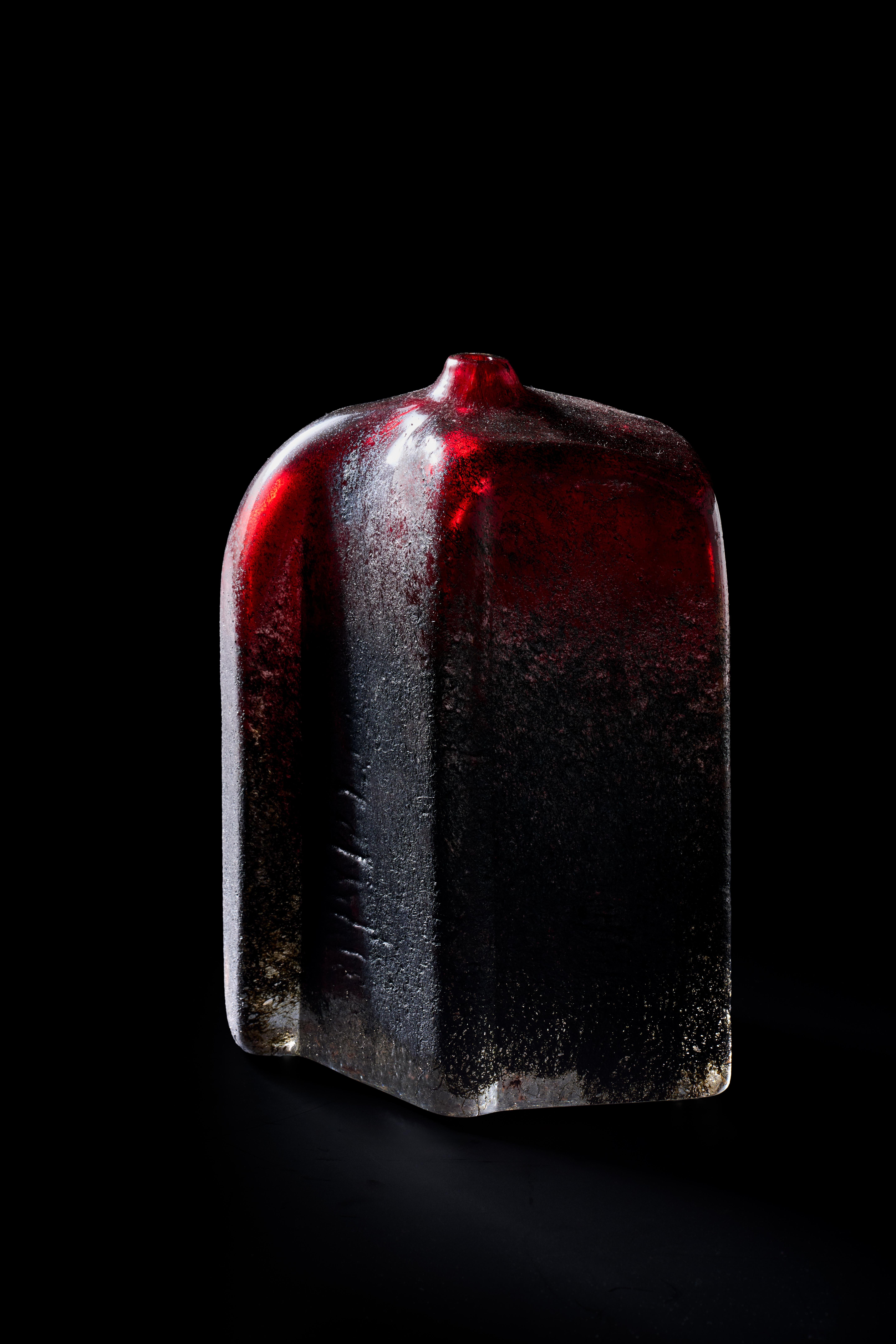 Vaso senza cuore di Paolo Marcolongo
Dimensioni: D. 22,5 x L. 15 x H. 10,5 cm 
Materiali: Vetro di Murano e ferro. 


Paolo Marcolongo è nato a Padova nel 1956, ha frequentato il Liceo Artistico 