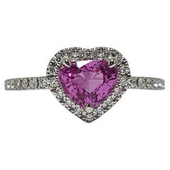 Anello in oro bianco 18 carati non riscaldato da 1,01 carati con zaffiro rosa vivido e diamante a forma di cuore