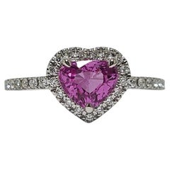 Bague en or blanc 18 carats avec saphir rose vif non chauffé 1,01 carat et halo de diamants en forme de cœur