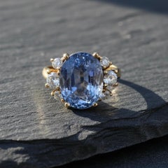 18 Karat Goldring, unerhitzter 10,80 Karat Periwinkle Blauer Saphir Diamant