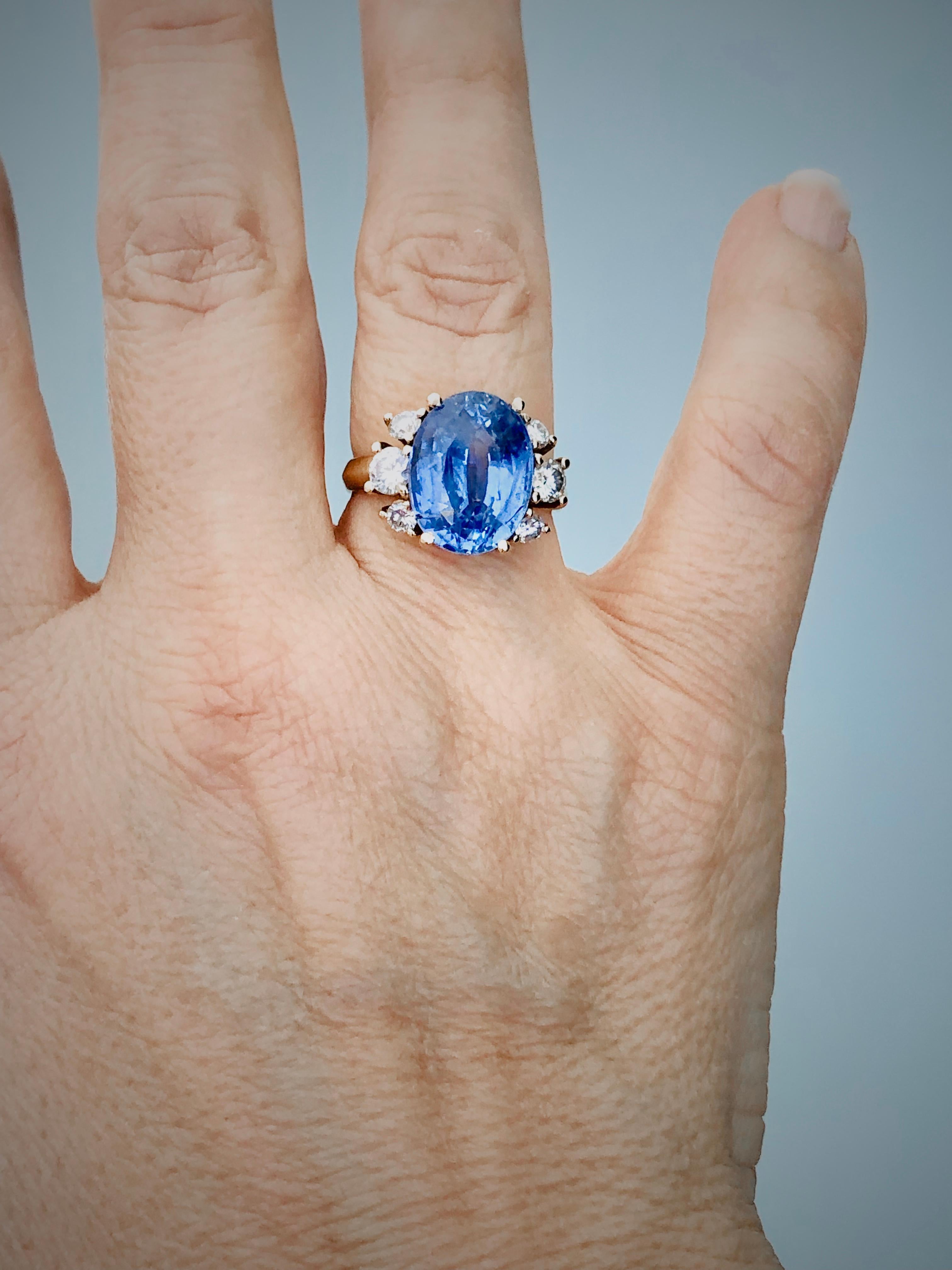 Taille ovale Bague en or 18 carats avec saphir bleu pervenche non chauffé de 10,80 carats et diamants en vente
