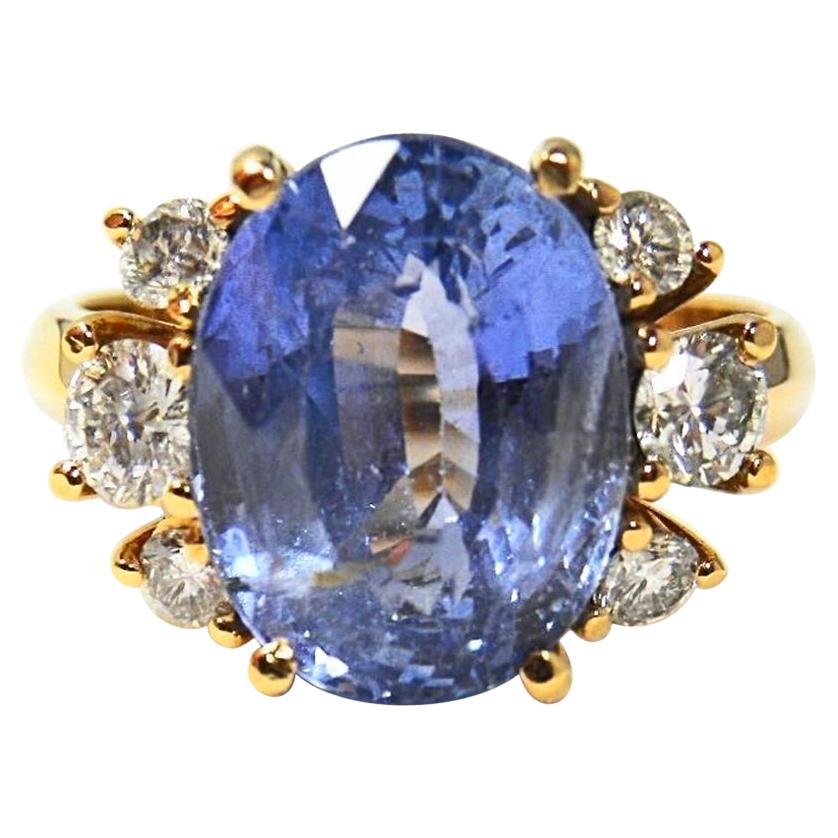 Bague en or 18 carats avec saphir bleu pervenche non chauffé de 10,80 carats et diamants en vente