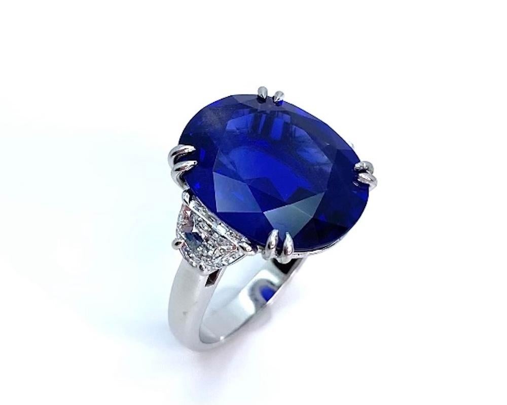 Artisan Bague en saphir bleu de Ceylan non chauffé et diamants de 12,23 carats certifiés GIA en vente