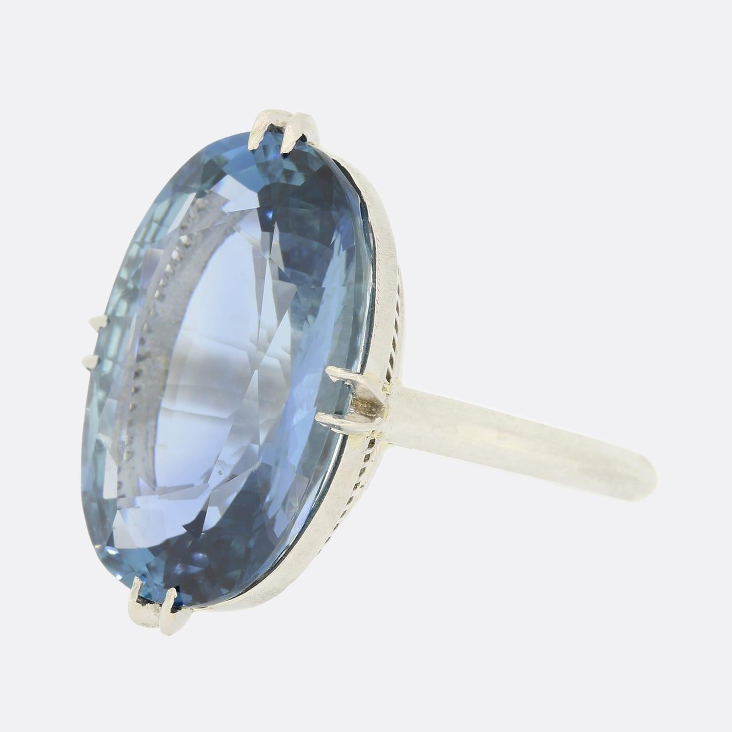 Dies ist ein prächtiger Vintage-Saphir-Solitärring aus Platin. Der zentrale ovale Saphir stammt aus Madagaskar, ist nicht erhitzt und sitzt in einer Fassung mit 4 Doppelkrallen und konischen Schultern. 

Zustand: Gebraucht (Sehr gut)
Gewicht: 8.1