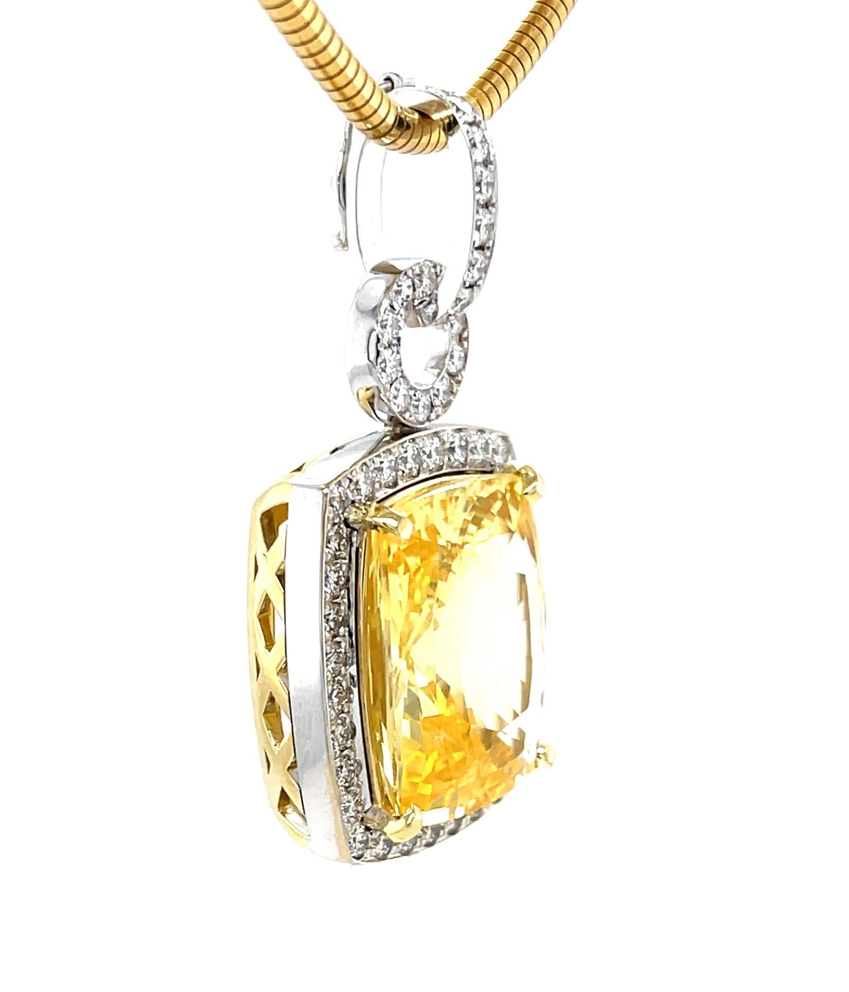 Artisan Pendentif en diamants et saphir jaune non chauffé de 24,75 carats, certifié GIA en vente