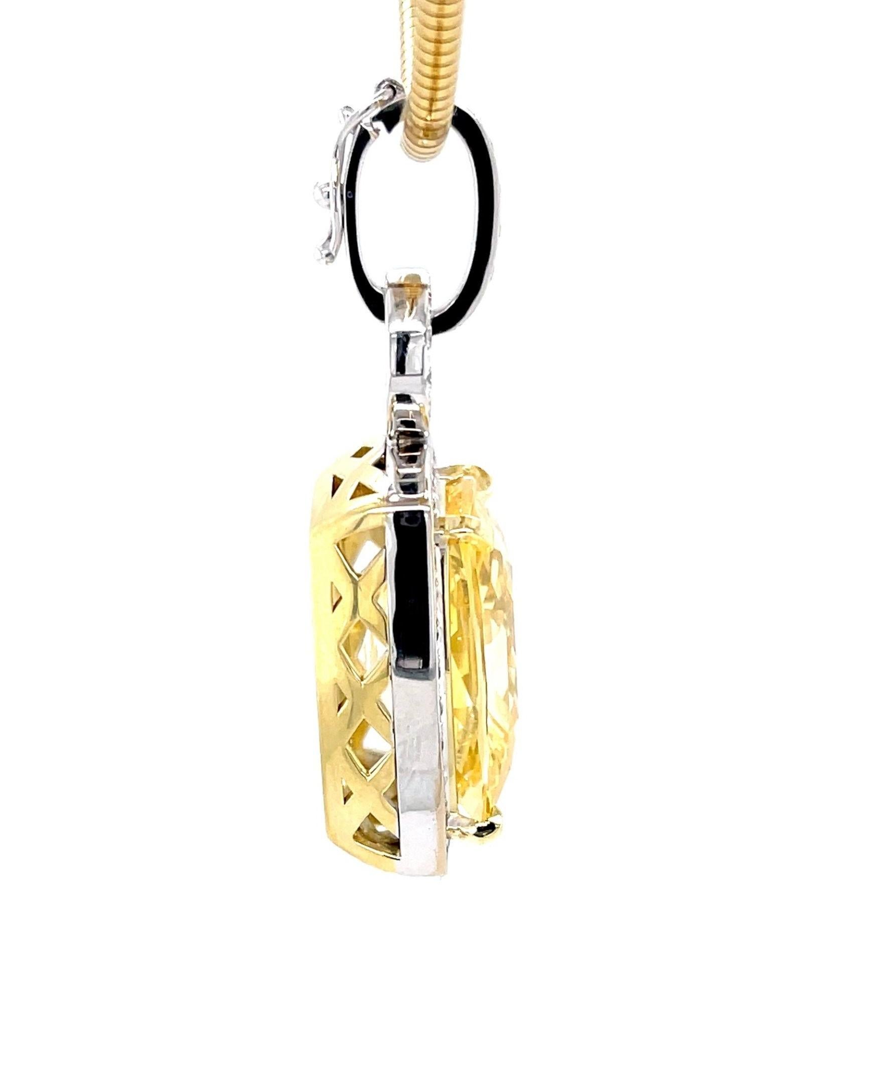 Taille coussin Pendentif en diamants et saphir jaune non chauffé de 24,75 carats, certifié GIA en vente