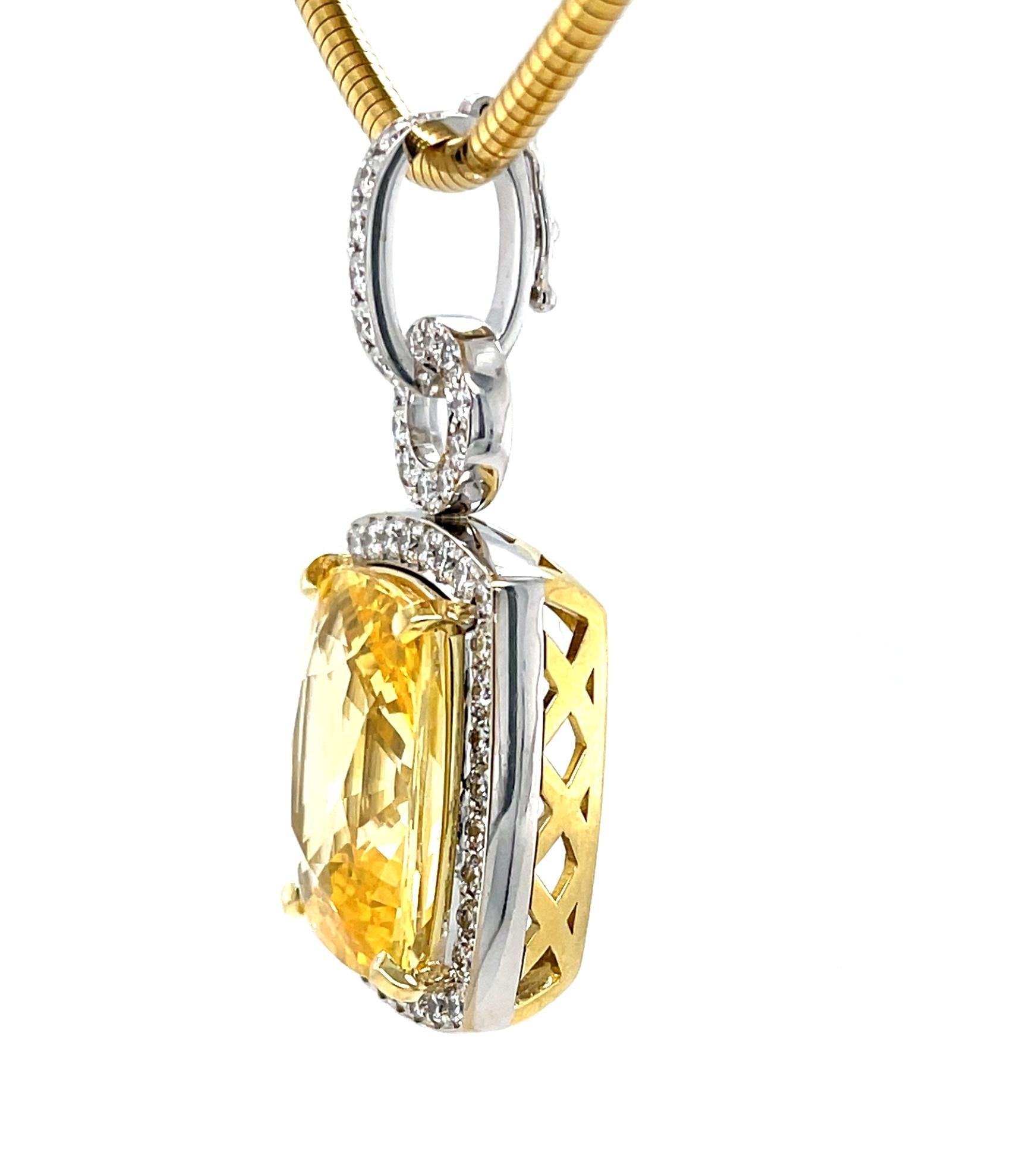 Pendentif en diamants et saphir jaune non chauffé de 24,75 carats, certifié GIA Neuf - En vente à Los Angeles, CA