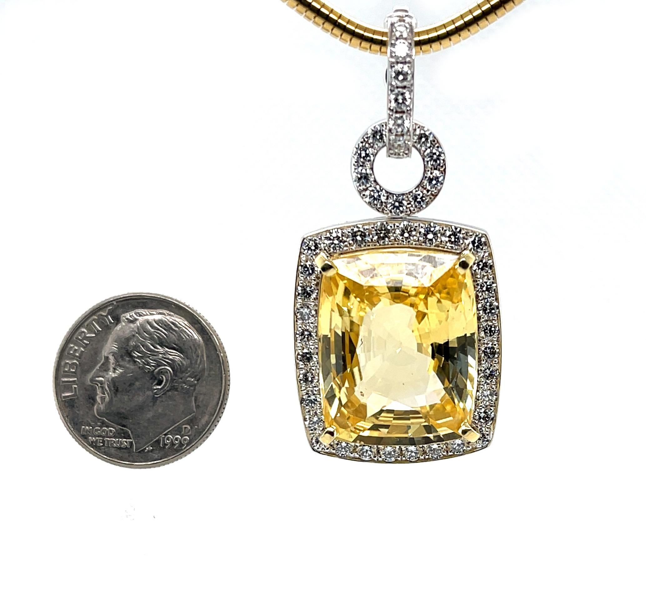 Pendentif en diamants et saphir jaune non chauffé de 24,75 carats, certifié GIA Pour femmes en vente