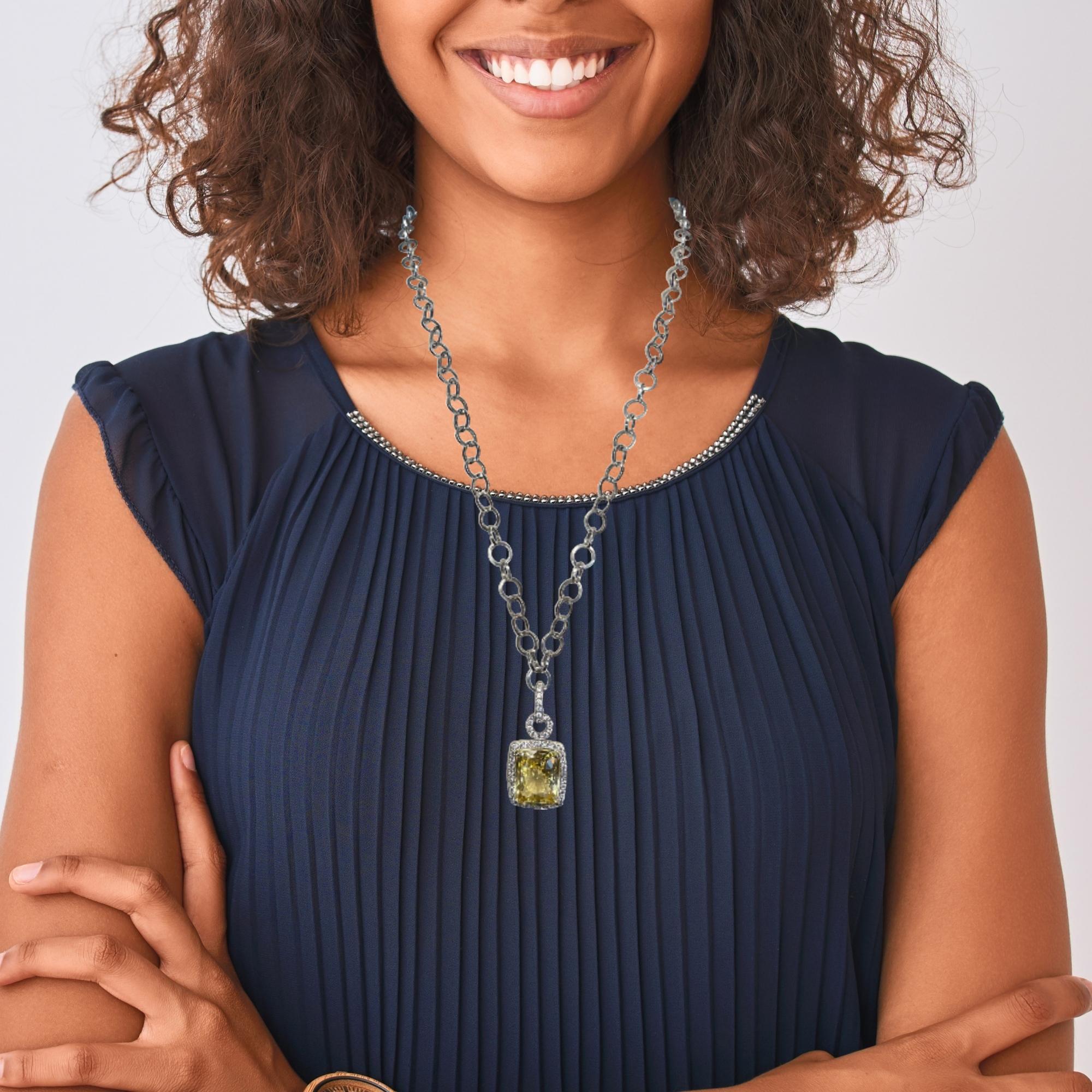 Pendentif en diamants et saphir jaune non chauffé de 24,75 carats, certifié GIA en vente 2