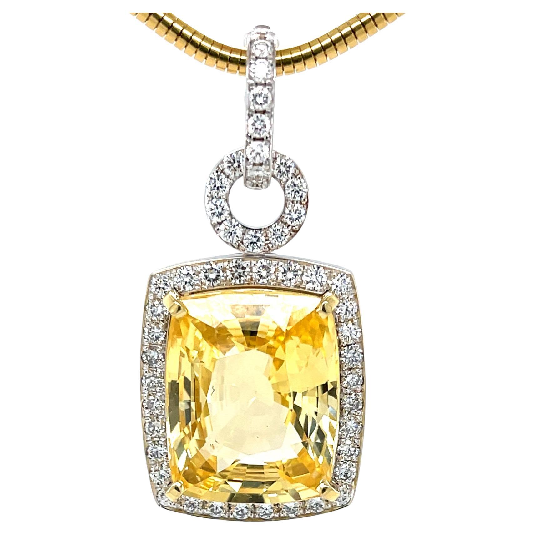 Pendentif en diamants et saphir jaune non chauffé de 24,75 carats, certifié GIA en vente