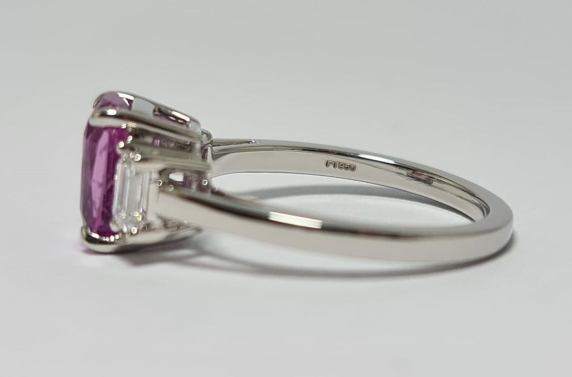 Contemporain Saphir rose vif non chauffé 2,55 carats et 2 diamants taille émeraude 950, certifiés GIA en vente