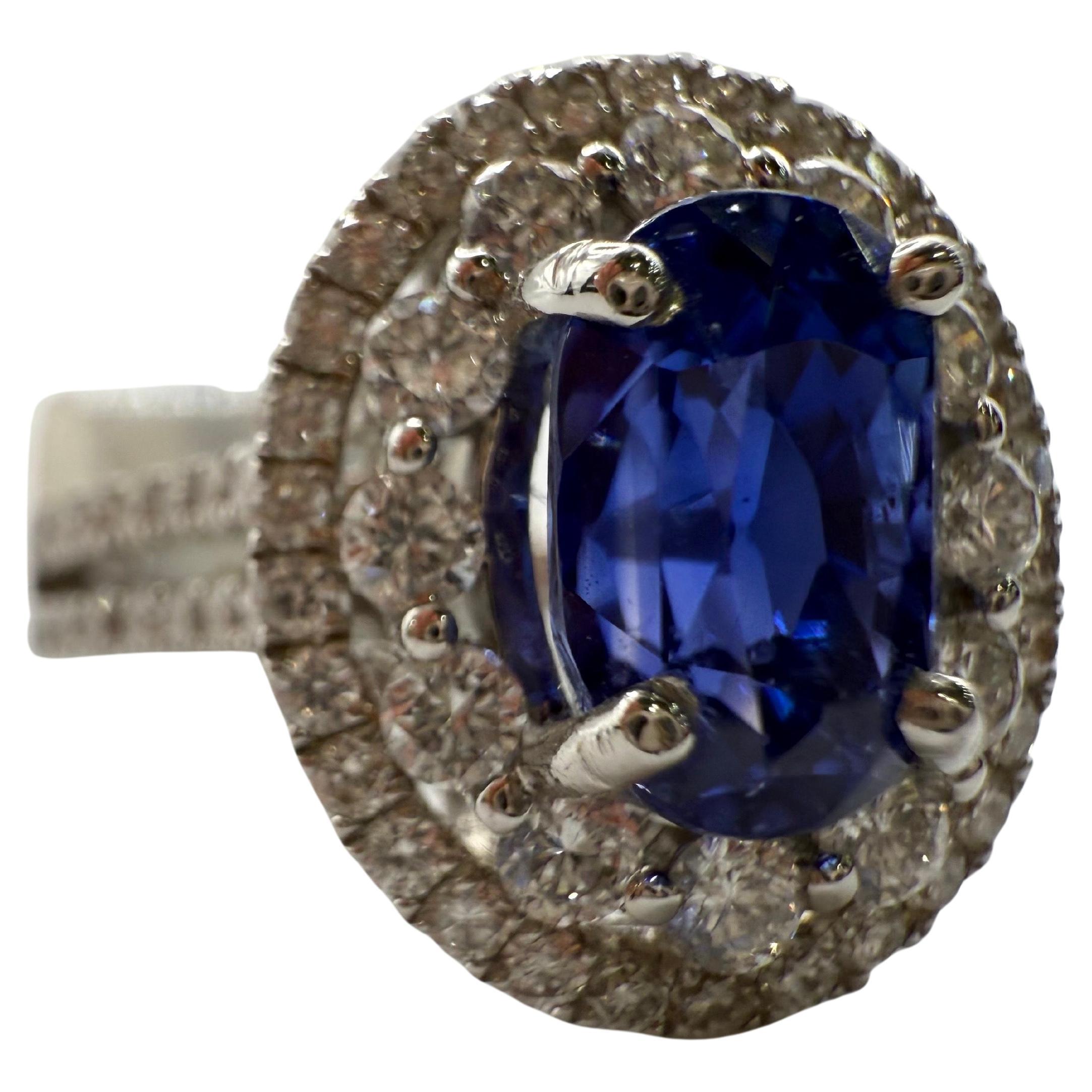 Atemberaubende 3,10 Karat blauer Saphir ungeheizt zertifiziert von GAL. Hergestellt in großen Designer-Stil Ring mit doppelter Reihe Schaft von Diamanten und einem gemischten Halo, Diamanten sind VS-SI Klarheit und F-G Farbe. Der Ring ist Größe 6