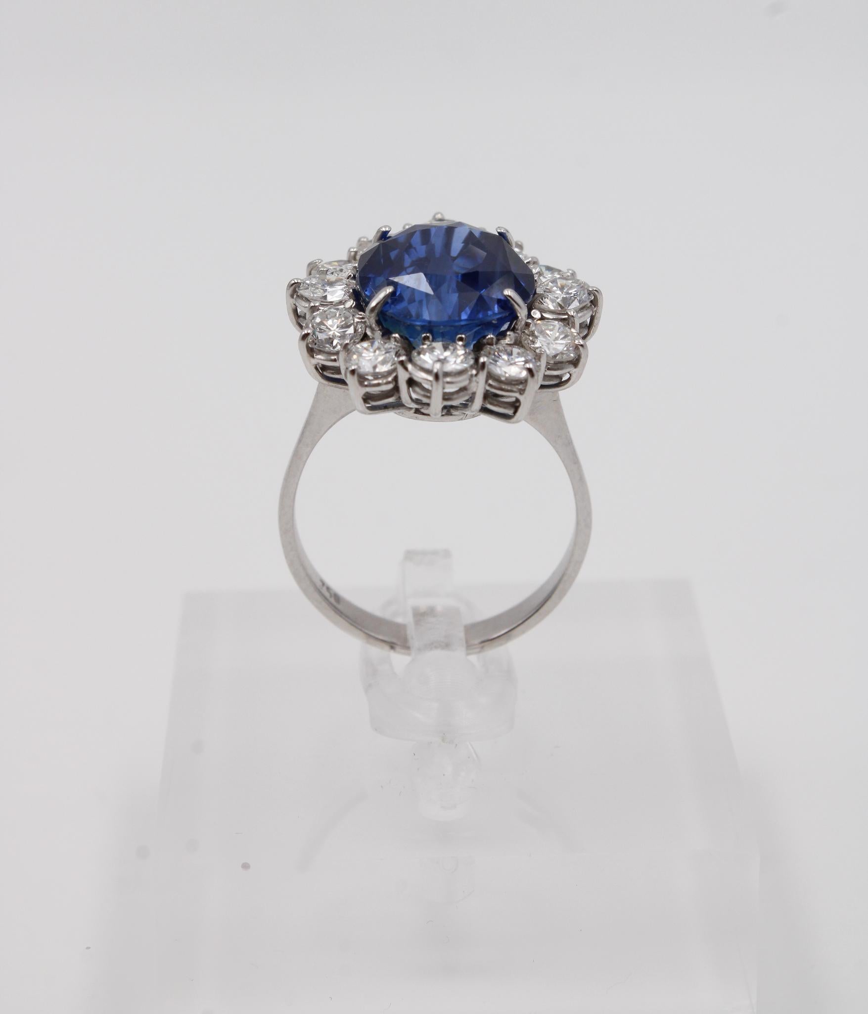 Oval Cut Bague saphir bleu royal de Madagascar non chauffé 8,22 ct avec diamants en vente